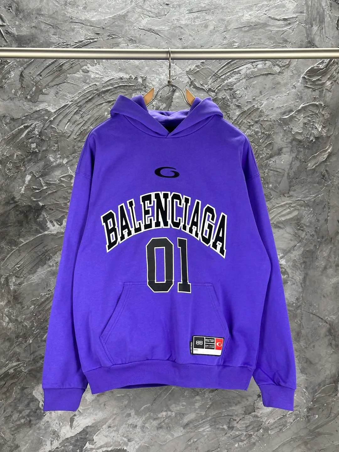 🅿️380 BALENCI*GA Paris' latest basketball jersey embroidered printed hooded long-sleeved sweatshirt. The front embroidery is embroidered and printed with a Tajima computer embroidery machine. The car seal is printed on the lower left corner and the back panel is printed. The effect is three-dimensional. Exclusively woven and dyed 460g fabric. Threads are dyed in the same cylinder with zero color difference. Brick cabinet synchronization. Welcome to compare. Same style for men and women -Color: black purple -SIZE: Xs S M L Style number 8956#