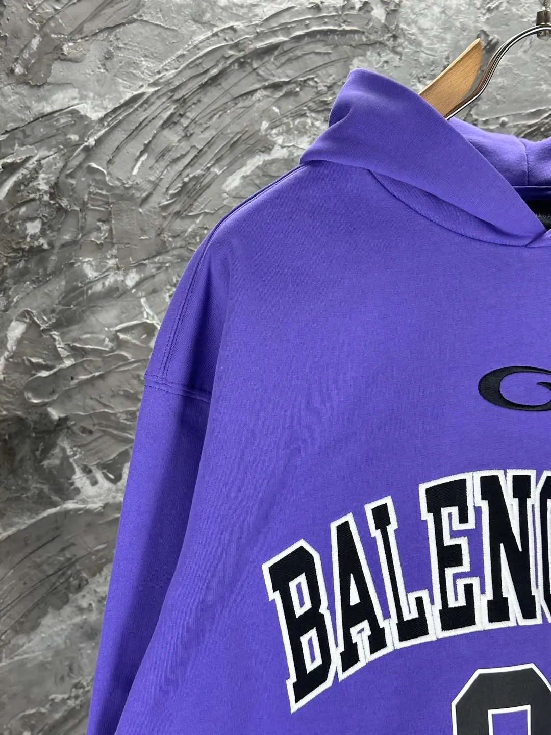 🅿️380 BALENCI*GA Paris' latest basketball jersey embroidered printed hooded long-sleeved sweatshirt. The front embroidery is embroidered and printed with a Tajima computer embroidery machine. The car seal is printed on the lower left corner and the back panel is printed. The effect is three-dimensional. Exclusively woven and dyed 460g fabric. Threads are dyed in the same cylinder with zero color difference. Brick cabinet synchronization. Welcome to compare. Same style for men and women -Color: black purple -SIZE: Xs S M L Style number 8956#