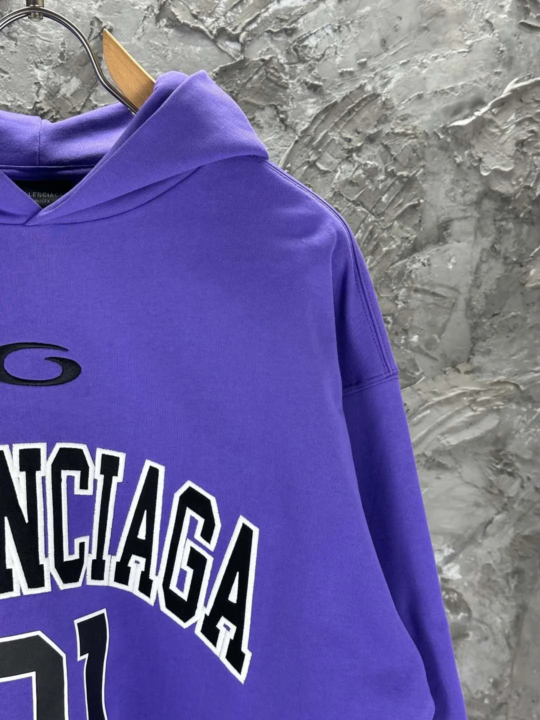 🅿️380 BALENCI*GA Paris' latest basketball jersey embroidered printed hooded long-sleeved sweatshirt. The front embroidery is embroidered and printed with a Tajima computer embroidery machine. The car seal is printed on the lower left corner and the back panel is printed. The effect is three-dimensional. Exclusively woven and dyed 460g fabric. Threads are dyed in the same cylinder with zero color difference. Brick cabinet synchronization. Welcome to compare. Same style for men and women -Color: black purple -SIZE: Xs S M L Style number 8956#