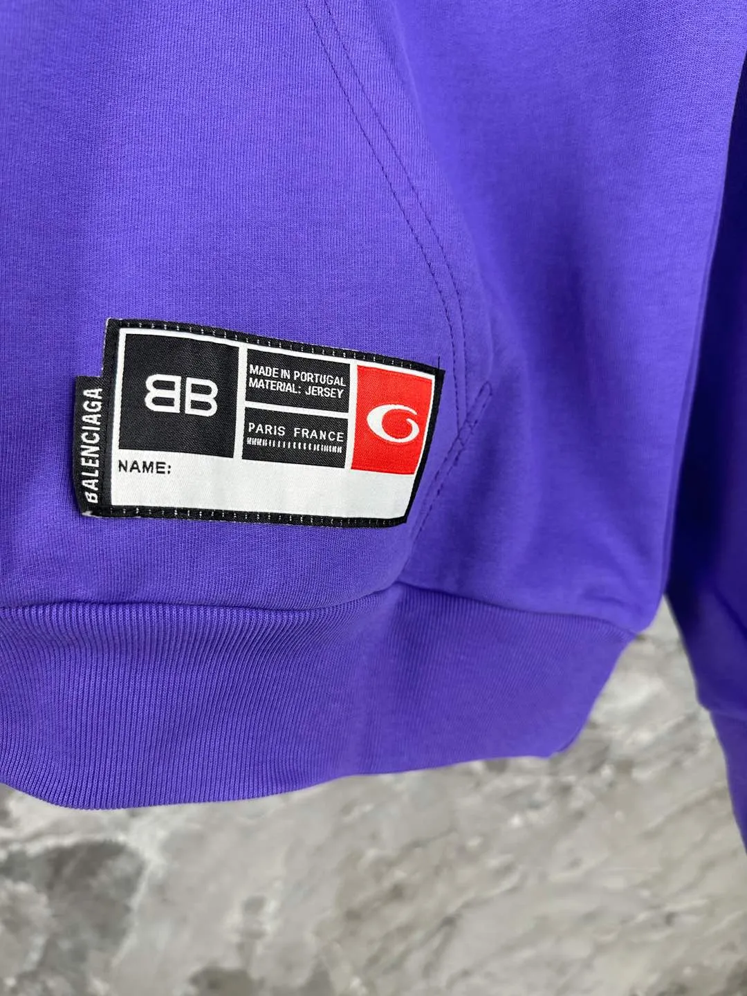 🅿️380 BALENCI*GA Paris' latest basketball jersey embroidered printed hooded long-sleeved sweatshirt. The front embroidery is embroidered and printed with a Tajima computer embroidery machine. The car seal is printed on the lower left corner and the back panel is printed. The effect is three-dimensional. Exclusively woven and dyed 460g fabric. Threads are dyed in the same cylinder with zero color difference. Brick cabinet synchronization. Welcome to compare. Same style for men and women -Color: black purple -SIZE: Xs S M L Style number 8956#