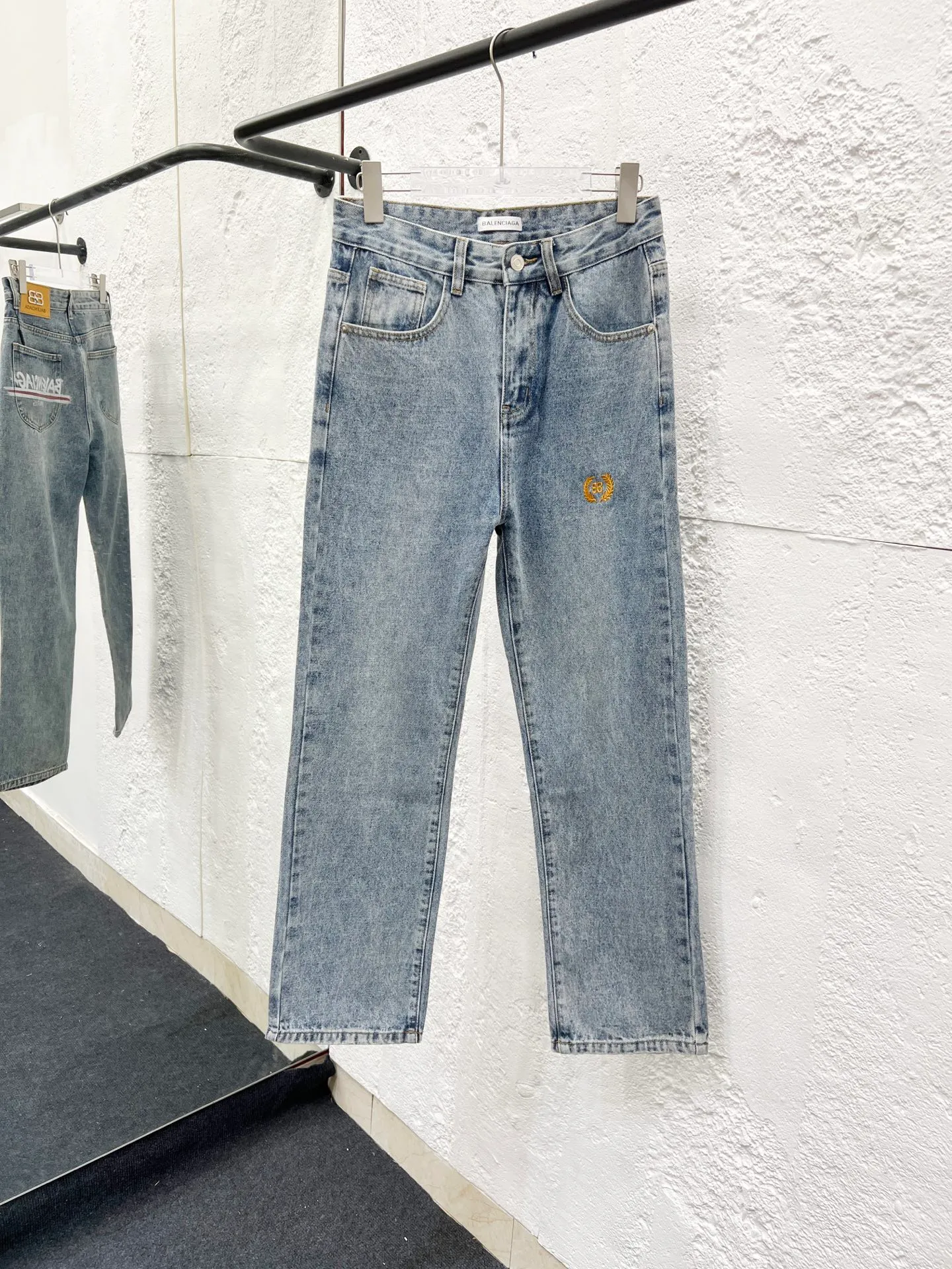 🅿️260 Style No.: H921 Balenciaga & BALENCIAGA classic new digital direct printing embroidered jeans adopt unique technology, rich layering, giving people an artistic visual enjoyment Moreover, this process also makes the jeans softer and more comfortable, and fits your body shape very well when worn, allowing you to show off your perfect body curve. Made of high-quality denim fabric, carefully processed, it has good wear resistance and durability. This new type of jeans has become the focus of attention because it is not only fashionable and versatile, but also enhances your aura. Original goods, washed casual jeans, imported original washed stretch fabrics, comfortable and elastic, original hardware accessories decorated with logo, super correct version, extremely high grade, counter quality, fashionable and stylish upper body. The printing uses imported foam printing, customized buttons, YKK zippers. The complete set of accessories is customized in a one-to-one mold. Color: Gray Size: 28-30-32-34-36 (s-xxl)