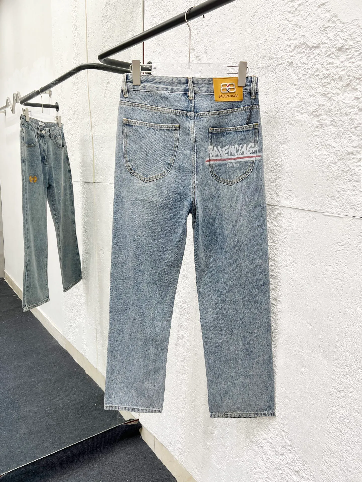 🅿️260 Style No.: H921 Balenciaga & BALENCIAGA classic new digital direct printing embroidered jeans adopt unique technology, rich layering, giving people an artistic visual enjoyment Moreover, this process also makes the jeans softer and more comfortable, and fits your body shape very well when worn, allowing you to show off your perfect body curve. Made of high-quality denim fabric, carefully processed, it has good wear resistance and durability. This new type of jeans has become the focus of attention because it is not only fashionable and versatile, but also enhances your aura. Original goods, washed casual jeans, imported original washed stretch fabrics, comfortable and elastic, original hardware accessories decorated with logo, super correct version, extremely high grade, counter quality, fashionable and stylish upper body. The printing uses imported foam printing, customized buttons, YKK zippers. The complete set of accessories is customized in a one-to-one mold. Color: Gray Size: 28-30-32-34-36 (s-xxl)
