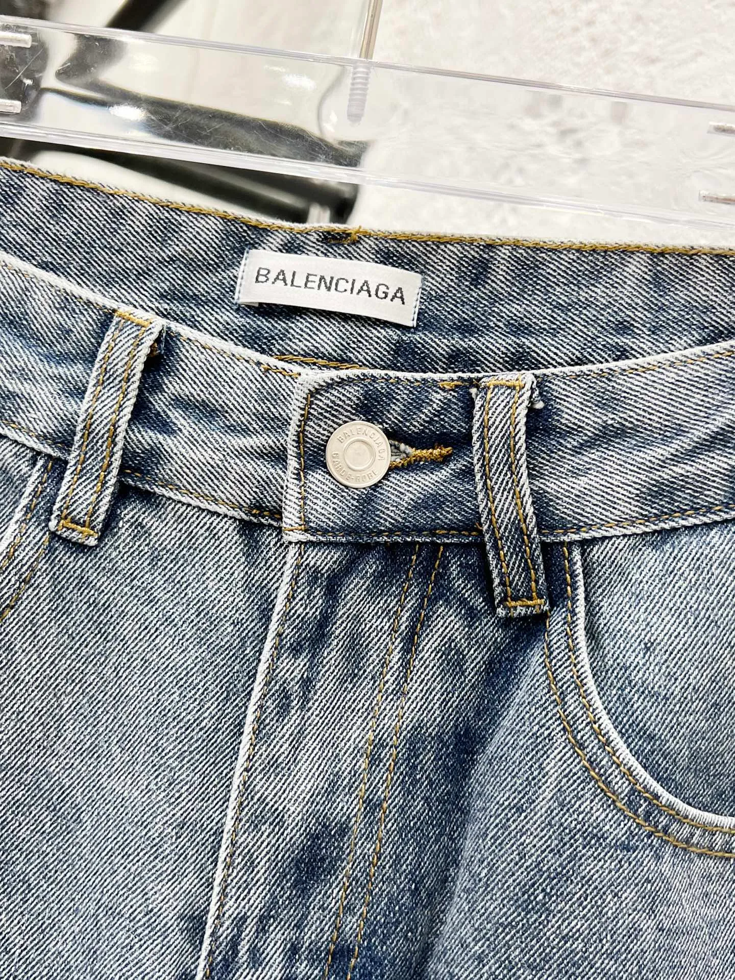 🅿️260 Style No.: H921 Balenciaga & BALENCIAGA classic new digital direct printing embroidered jeans adopt unique technology, rich layering, giving people an artistic visual enjoyment Moreover, this process also makes the jeans softer and more comfortable, and fits your body shape very well when worn, allowing you to show off your perfect body curve. Made of high-quality denim fabric, carefully processed, it has good wear resistance and durability. This new type of jeans has become the focus of attention because it is not only fashionable and versatile, but also enhances your aura. Original goods, washed casual jeans, imported original washed stretch fabrics, comfortable and elastic, original hardware accessories decorated with logo, super correct version, extremely high grade, counter quality, fashionable and stylish upper body. The printing uses imported foam printing, customized buttons, YKK zippers. The complete set of accessories is customized in a one-to-one mold. Color: Gray Size: 28-30-32-34-36 (s-xxl)
