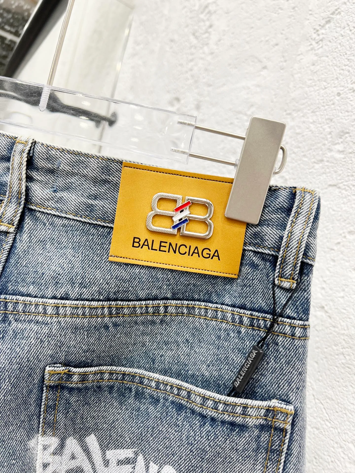 🅿️260 Style No.: H921 Balenciaga & BALENCIAGA classic new digital direct printing embroidered jeans adopt unique technology, rich layering, giving people an artistic visual enjoyment Moreover, this process also makes the jeans softer and more comfortable, and fits your body shape very well when worn, allowing you to show off your perfect body curve. Made of high-quality denim fabric, carefully processed, it has good wear resistance and durability. This new type of jeans has become the focus of attention because it is not only fashionable and versatile, but also enhances your aura. Original goods, washed casual jeans, imported original washed stretch fabrics, comfortable and elastic, original hardware accessories decorated with logo, super correct version, extremely high grade, counter quality, fashionable and stylish upper body. The printing uses imported foam printing, customized buttons, YKK zippers. The complete set of accessories is customized in a one-to-one mold. Color: Gray Size: 28-30-32-34-36 (s-xxl)