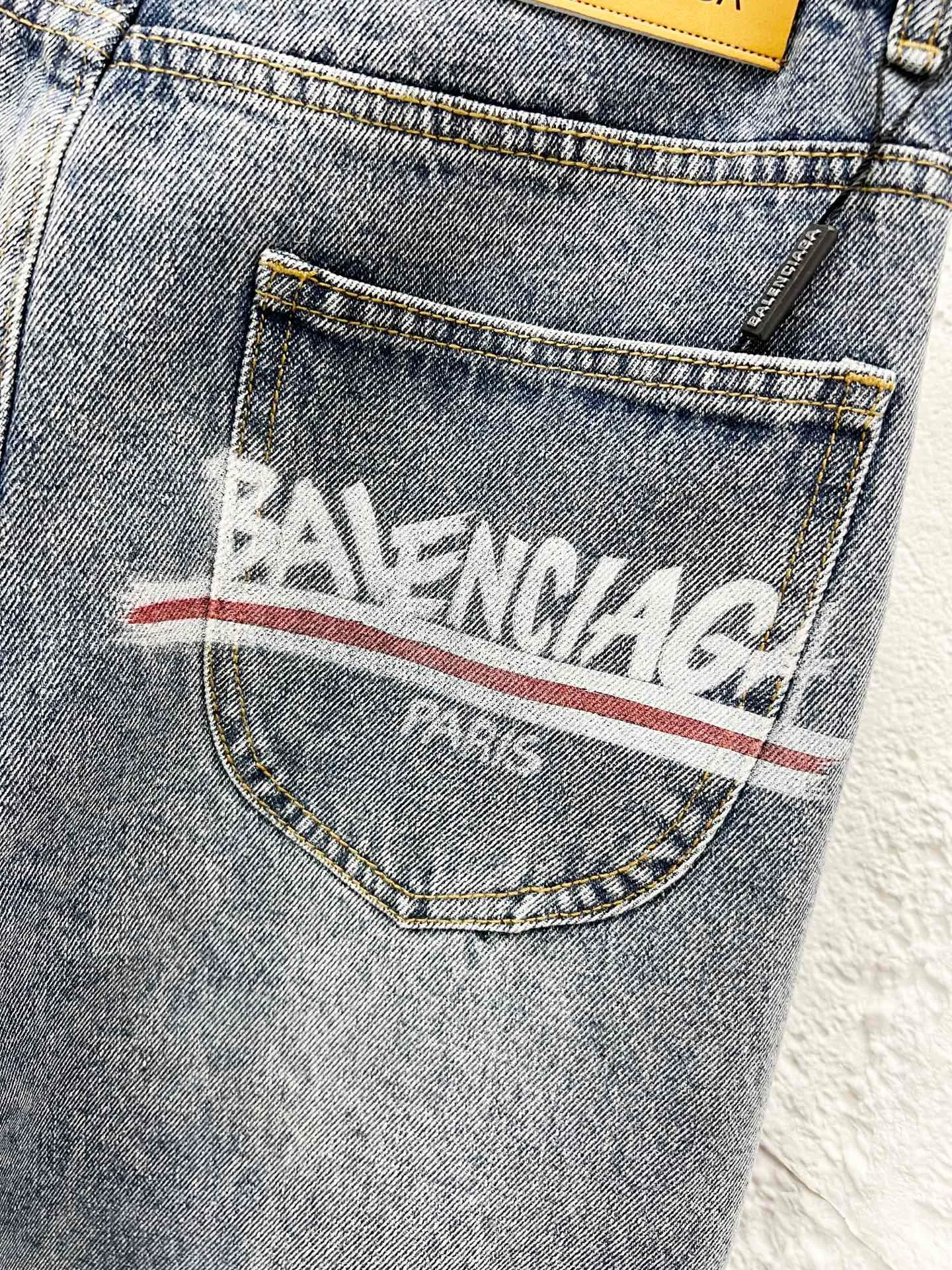 🅿️260 Style No.: H921 Balenciaga & BALENCIAGA classic new digital direct printing embroidered jeans adopt unique technology, rich layering, giving people an artistic visual enjoyment Moreover, this process also makes the jeans softer and more comfortable, and fits your body shape very well when worn, allowing you to show off your perfect body curve. Made of high-quality denim fabric, carefully processed, it has good wear resistance and durability. This new type of jeans has become the focus of attention because it is not only fashionable and versatile, but also enhances your aura. Original goods, washed casual jeans, imported original washed stretch fabrics, comfortable and elastic, original hardware accessories decorated with logo, super correct version, extremely high grade, counter quality, fashionable and stylish upper body. The printing uses imported foam printing, customized buttons, YKK zippers. The complete set of accessories is customized in a one-to-one mold. Color: Gray Size: 28-30-32-34-36 (s-xxl)