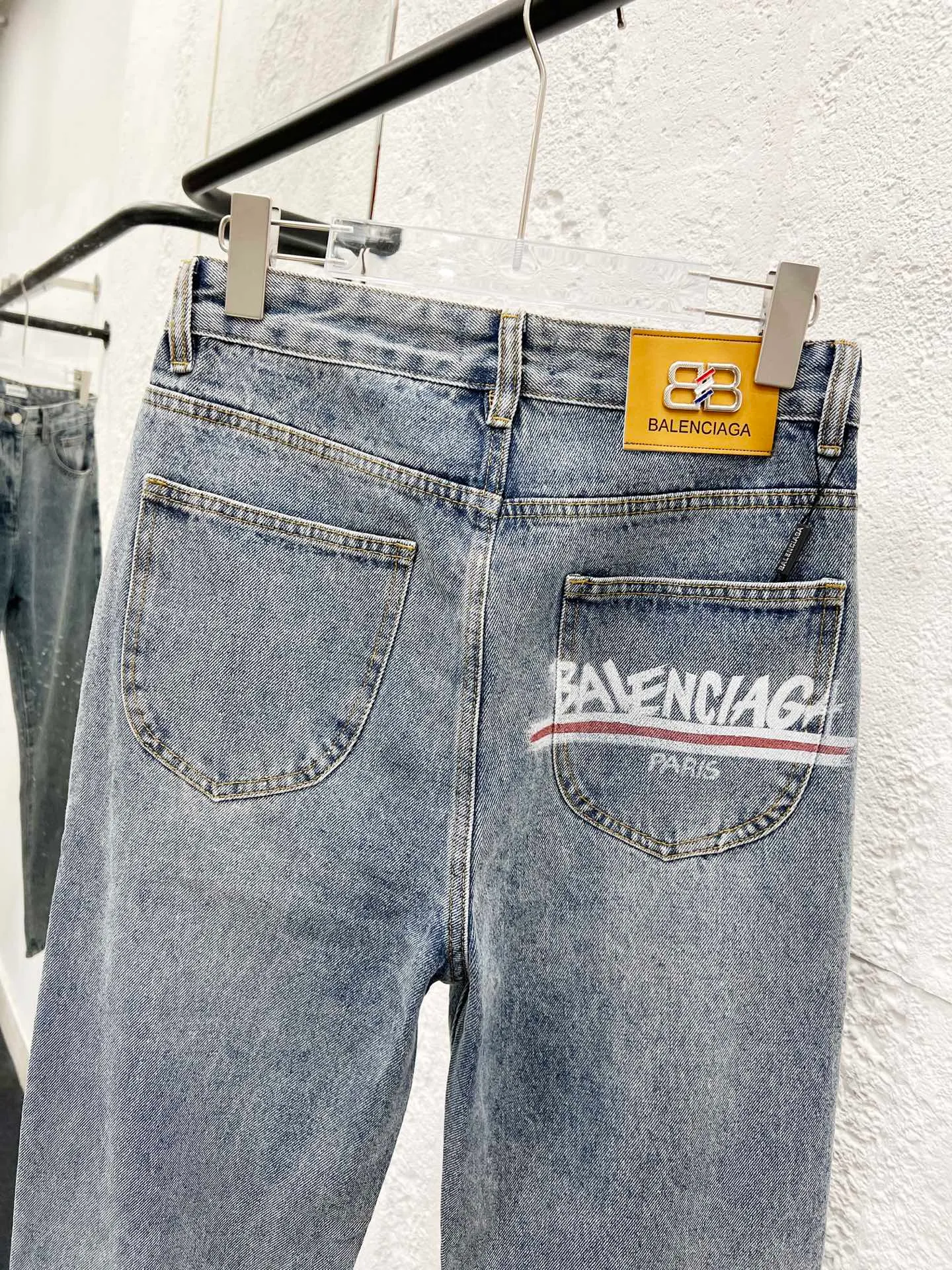 🅿️260 Style No.: H921 Balenciaga & BALENCIAGA classic new digital direct printing embroidered jeans adopt unique technology, rich layering, giving people an artistic visual enjoyment Moreover, this process also makes the jeans softer and more comfortable, and fits your body shape very well when worn, allowing you to show off your perfect body curve. Made of high-quality denim fabric, carefully processed, it has good wear resistance and durability. This new type of jeans has become the focus of attention because it is not only fashionable and versatile, but also enhances your aura. Original goods, washed casual jeans, imported original washed stretch fabrics, comfortable and elastic, original hardware accessories decorated with logo, super correct version, extremely high grade, counter quality, fashionable and stylish upper body. The printing uses imported foam printing, customized buttons, YKK zippers. The complete set of accessories is customized in a one-to-one mold. Color: Gray Size: 28-30-32-34-36 (s-xxl)