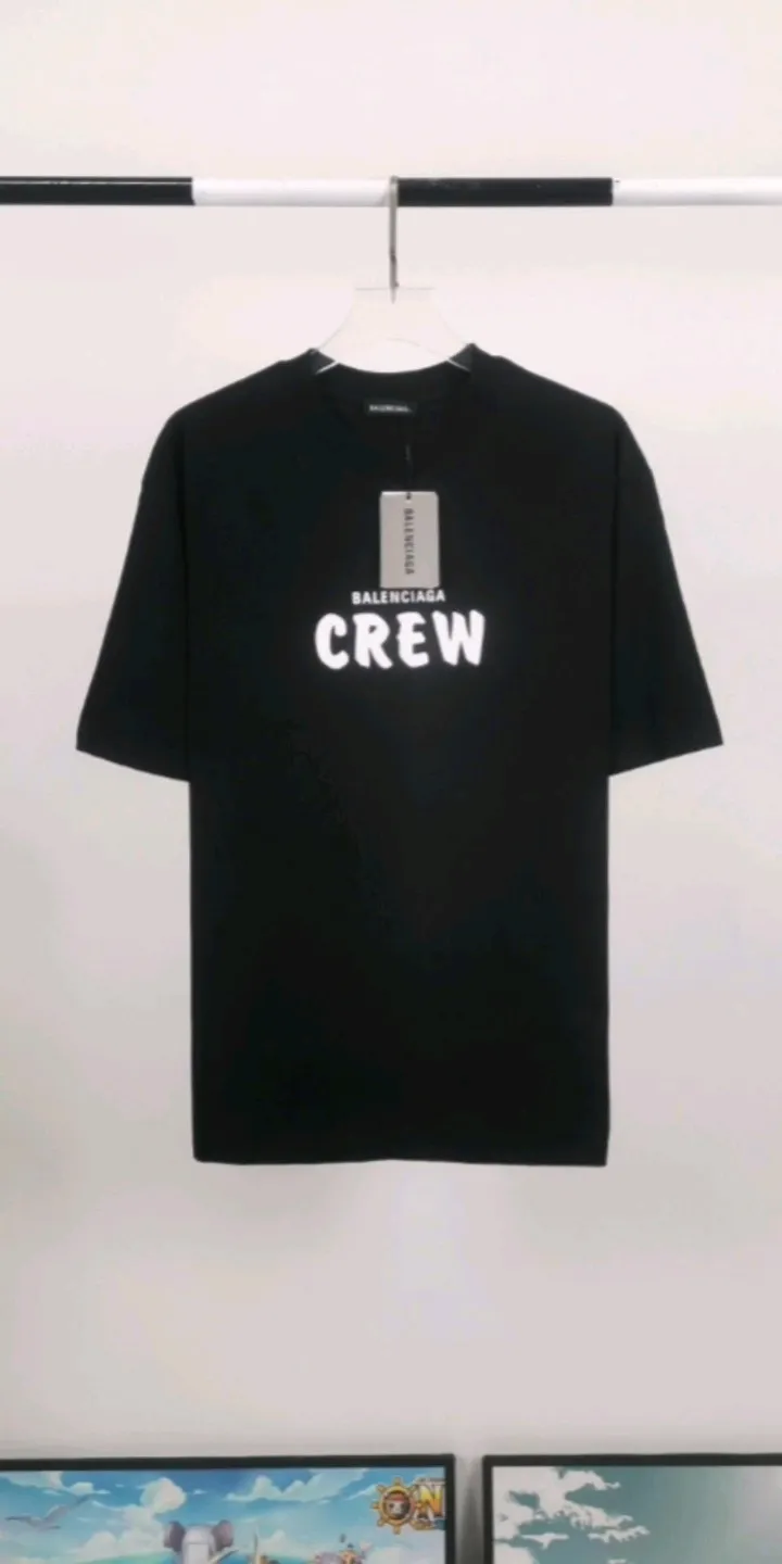 Real shot of the video————The top tested version BALENCIAGA Balenciaga CREW employees limited to male and female couples pure cotton celebrity short-sleeved t-shirt. As a Balenciaga 20th anniversary employee limited short-sleeved, full of Parisian feelings, highly recommended! ! The letters on the chest are also very simple and elegant, and the shape is super OS. The whole dress has been washed, and the 280g combed cotton fabric is very textured and you can touch it! High-definition imported glue and high-coverage screen printing on the chest, the dots are very precise. Color: Peach Pink Black White Size: XS-L P:250