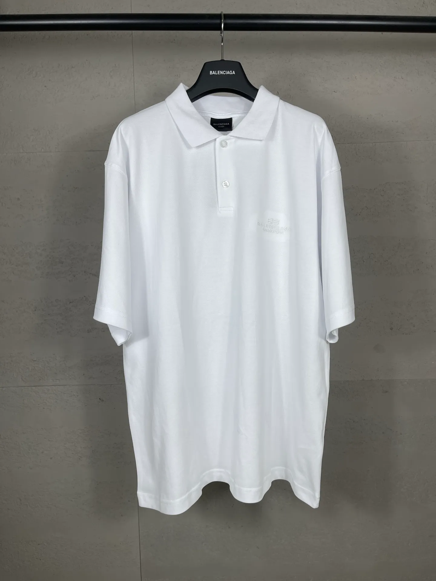 🅿️220 photos [Top version. Official website quality] BALENCI*GA/Paris #2025 new Paris letter LOGO embroidered POLO shirt, full of design, welcome to compare. The fabric is made of Paris ZP custom-woven and dyed cotton pique, with a weight of 260 grams. The cloth surface is clean. The cloth pattern is clear, soft and comfortable. The threads are woven and dyed with no color difference. The embroidered LOGO is embroidered using imported Tajima embroidery machine. The effect is three-dimensional. Restore the brick cabinet, adopt OS loose shoulder style. Same style for men and women. Coding: BL252218 Color: black, white Size: XS S M L