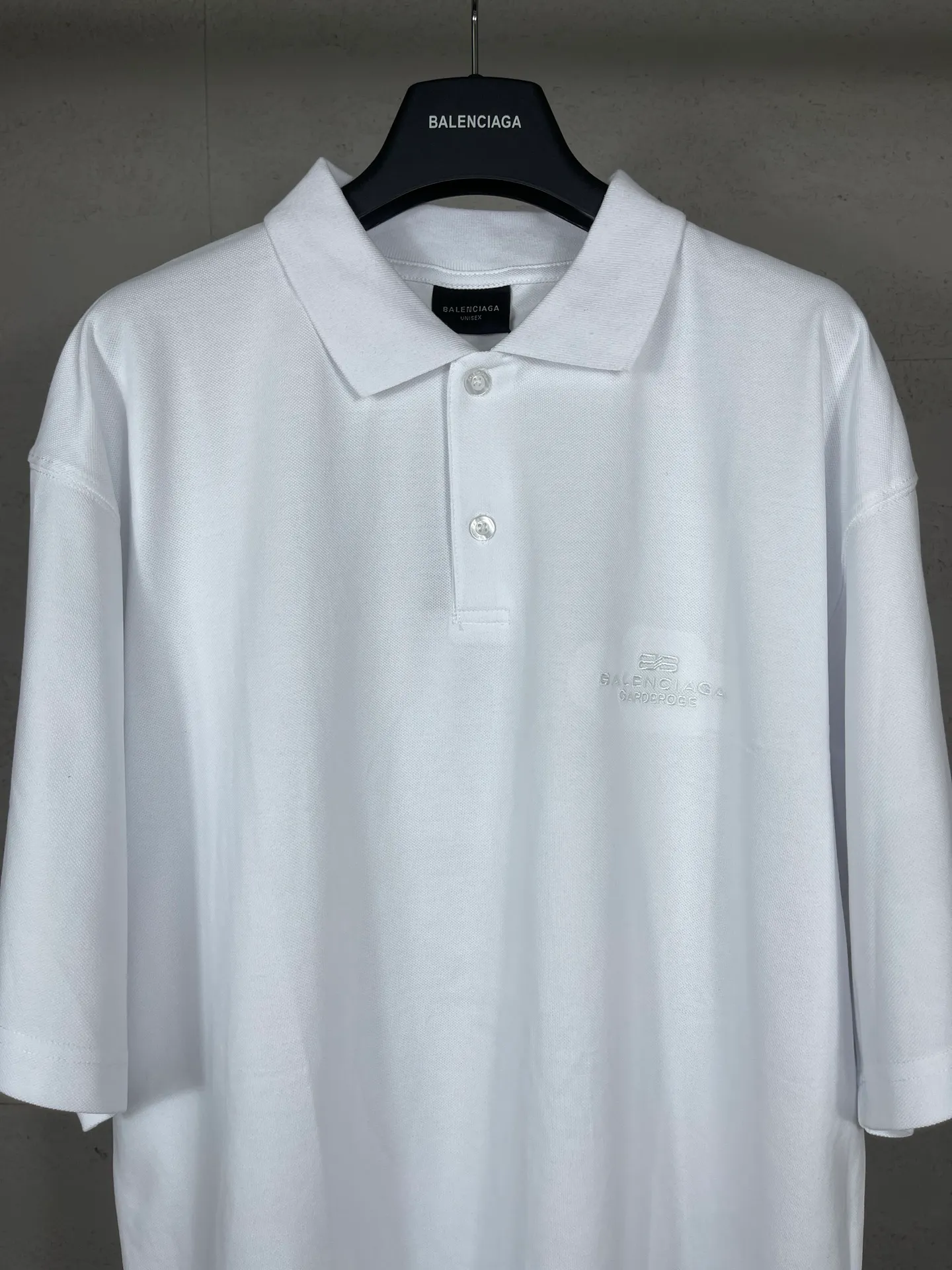 🅿️220 photos [Top version. Official website quality] BALENCI*GA/Paris #2025 new Paris letter LOGO embroidered POLO shirt, full of design, welcome to compare. The fabric is made of Paris ZP custom-woven and dyed cotton pique, with a weight of 260 grams. The cloth surface is clean. The cloth pattern is clear, soft and comfortable. The threads are woven and dyed with no color difference. The embroidered LOGO is embroidered using imported Tajima embroidery machine. The effect is three-dimensional. Restore the brick cabinet, adopt OS loose shoulder style. Same style for men and women. Coding: BL252218 Color: black, white Size: XS S M L