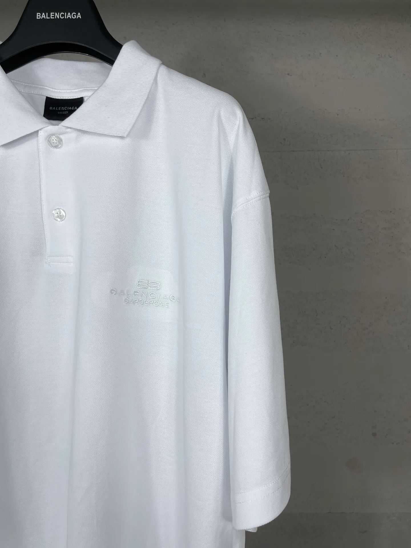 🅿️220 photos [Top version. Official website quality] BALENCI*GA/Paris #2025 new Paris letter LOGO embroidered POLO shirt, full of design, welcome to compare. The fabric is made of Paris ZP custom-woven and dyed cotton pique, with a weight of 260 grams. The cloth surface is clean. The cloth pattern is clear, soft and comfortable. The threads are woven and dyed with no color difference. The embroidered LOGO is embroidered using imported Tajima embroidery machine. The effect is three-dimensional. Restore the brick cabinet, adopt OS loose shoulder style. Same style for men and women. Coding: BL252218 Color: black, white Size: XS S M L