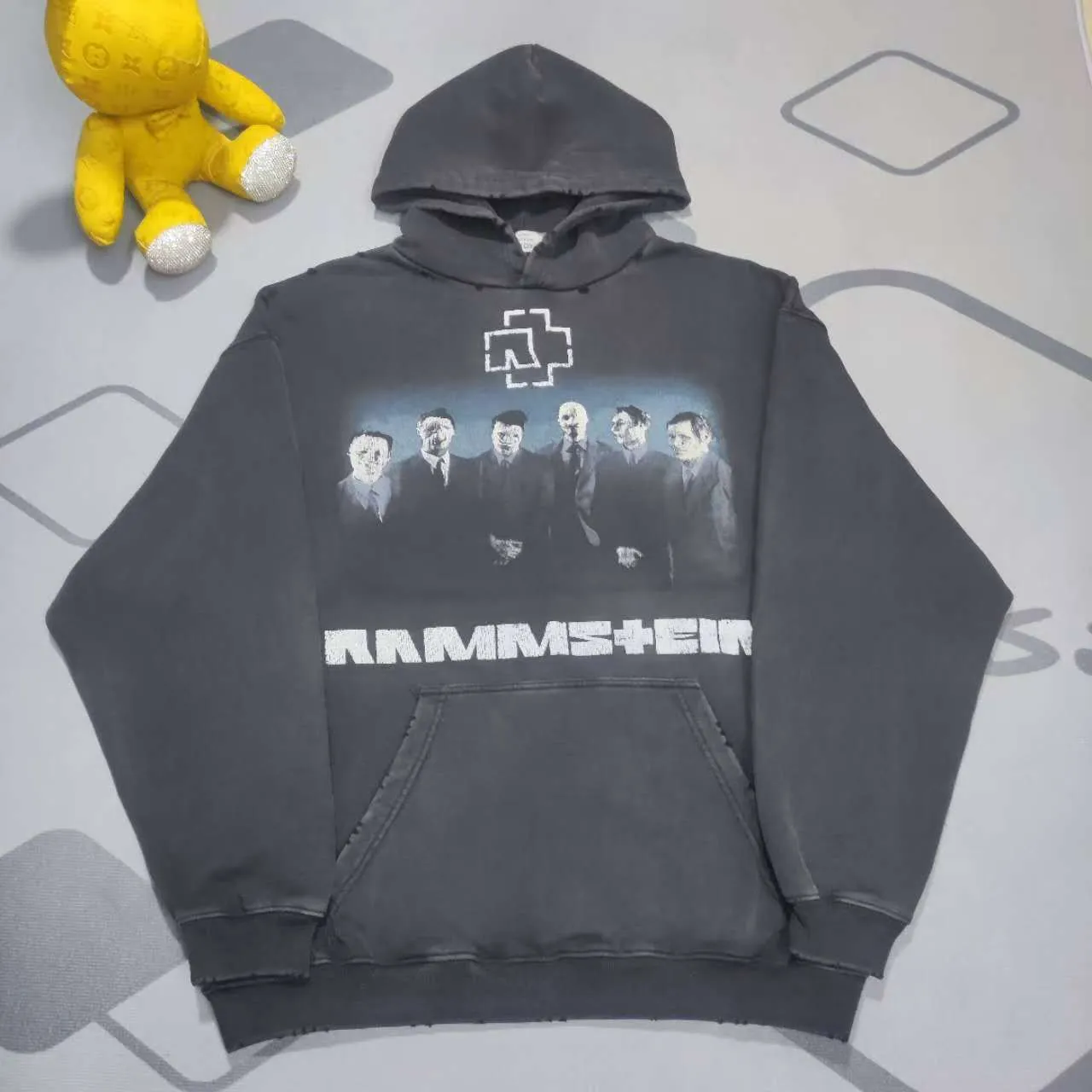 Top version BALENCIAGA/balenciaga 2024 SS German Rammstein band co-branded hooded sweatshirt ✅No.1 quality in this market Real ceiling quality ✅All original development pay attention to detail pictures to avoid stolen pictures mixed by merchants ✅Correct 450g custom-woven and dyed 100% cotton double yarn compact cotton fabric ✅Imported Kangli direct-injection printing color ZP consistent ✅Letter tearing process, clear and firm, no hand feel ✅Ready-made garments washed and distressed, overweight process, good color fastness ZP consistent. Here is an explanation why mine is a little more expensive than others. 1. It seems to be a simple printing or embroidery, but it is not simple at all. 10000% imported machine restoration is not just a lip service. You are welcome to compare with peers. 2. Each model is produced by the company. The details of the workmanship and fabrics are consistent with the original ones. There is no color difference between the ones at the counters. Reproductions are not terrible. Whoever is fake is embarrassed. It’s not shameful to make a replica, it’s shameful if you can’t buy the correct version if you make a replica.  3. Note that the threaded collars are all original collars of certain countries and regions, with high wrapping. The width of the neckline and cabinets are accurate to the millimeter. Thick necklines are not easy to deform. The collars of high-end products are all restored cabinets. They are different from the big collars in the world. Ordinary garbage short-sleeves are printed with a print. The clavicle of the upper body is exposed. Please be patient. Customers who have bought genuine products or have seen genuine products will come back to place orders again. This is quality. This is quality. 4. Different styles of washed wheat main wheat, including imported wheat, have different colors and codes. Really restore the counter. As we all know, Balenciaga's collar labels in each quarter have different English or different colors. This distinguishes fast food from the world's same-colored main wheat washed wheat. 5. Pay attention to the workmanship. The stitching at the neckline has no folds, smooth and natural without overlapping lines, and truly restores this. This is something that many people cannot do. 6. The fabric is made of 450g Paris-specific double yarn. No one can make better fabrics than my family. There's really no way to compare it with the ordinary version on the market. Respect it. It's genuine and costs thousands of dollars anyway. Don't go wrong with the quality of street stall products. 7. The workmanship is fully restored and the packaging is fully restored. The cost is huge. 8. I guarantee here that this is the highest quality you can find. P: 490 Size: XS-S-M-L (The correct version is very large)