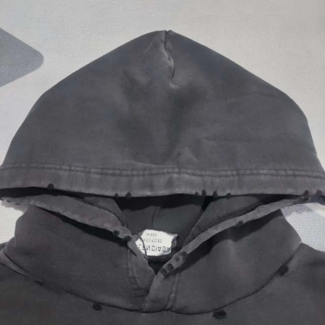 Top version BALENCIAGA/balenciaga 2024 SS German Rammstein band co-branded hooded sweatshirt ✅No.1 quality in this market Real ceiling quality ✅All original development pay attention to detail pictures to avoid stolen pictures mixed by merchants ✅Correct 450g custom-woven and dyed 100% cotton double yarn compact cotton fabric ✅Imported Kangli direct-injection printing color ZP consistent ✅Letter tearing process, clear and firm, no hand feel ✅Ready-made garments washed and distressed, overweight process, good color fastness ZP consistent. Here is an explanation why mine is a little more expensive than others. 1. It seems to be a simple printing or embroidery, but it is not simple at all. 10000% imported machine restoration is not just a lip service. You are welcome to compare with peers. 2. Each model is produced by the company. The details of the workmanship and fabrics are consistent with the original ones. There is no color difference between the ones at the counters. Reproductions are not terrible. Whoever is fake is embarrassed. It’s not shameful to make a replica, it’s shameful if you can’t buy the correct version if you make a replica.  3. Note that the threaded collars are all original collars of certain countries and regions, with high wrapping. The width of the neckline and cabinets are accurate to the millimeter. Thick necklines are not easy to deform. The collars of high-end products are all restored cabinets. They are different from the big collars in the world. Ordinary garbage short-sleeves are printed with a print. The clavicle of the upper body is exposed. Please be patient. Customers who have bought genuine products or have seen genuine products will come back to place orders again. This is quality. This is quality. 4. Different styles of washed wheat main wheat, including imported wheat, have different colors and codes. Really restore the counter. As we all know, Balenciaga's collar labels in each quarter have different English or different colors. This distinguishes fast food from the world's same-colored main wheat washed wheat. 5. Pay attention to the workmanship. The stitching at the neckline has no folds, smooth and natural without overlapping lines, and truly restores this. This is something that many people cannot do. 6. The fabric is made of 450g Paris-specific double yarn. No one can make better fabrics than my family. There's really no way to compare it with the ordinary version on the market. Respect it. It's genuine and costs thousands of dollars anyway. Don't go wrong with the quality of street stall products. 7. The workmanship is fully restored and the packaging is fully restored. The cost is huge. 8. I guarantee here that this is the highest quality you can find. P: 490 Size: XS-S-M-L (The correct version is very large)