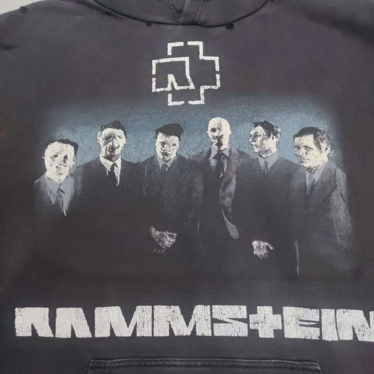 Top version BALENCIAGA/balenciaga 2024 SS German Rammstein band co-branded hooded sweatshirt ✅No.1 quality in this market Real ceiling quality ✅All original development pay attention to detail pictures to avoid stolen pictures mixed by merchants ✅Correct 450g custom-woven and dyed 100% cotton double yarn compact cotton fabric ✅Imported Kangli direct-injection printing color ZP consistent ✅Letter tearing process, clear and firm, no hand feel ✅Ready-made garments washed and distressed, overweight process, good color fastness ZP consistent. Here is an explanation why mine is a little more expensive than others. 1. It seems to be a simple printing or embroidery, but it is not simple at all. 10000% imported machine restoration is not just a lip service. You are welcome to compare with peers. 2. Each model is produced by the company. The details of the workmanship and fabrics are consistent with the original ones. There is no color difference between the ones at the counters. Reproductions are not terrible. Whoever is fake is embarrassed. It’s not shameful to make a replica, it’s shameful if you can’t buy the correct version if you make a replica.  3. Note that the threaded collars are all original collars of certain countries and regions, with high wrapping. The width of the neckline and cabinets are accurate to the millimeter. Thick necklines are not easy to deform. The collars of high-end products are all restored cabinets. They are different from the big collars in the world. Ordinary garbage short-sleeves are printed with a print. The clavicle of the upper body is exposed. Please be patient. Customers who have bought genuine products or have seen genuine products will come back to place orders again. This is quality. This is quality. 4. Different styles of washed wheat main wheat, including imported wheat, have different colors and codes. Really restore the counter. As we all know, Balenciaga's collar labels in each quarter have different English or different colors. This distinguishes fast food from the world's same-colored main wheat washed wheat. 5. Pay attention to the workmanship. The stitching at the neckline has no folds, smooth and natural without overlapping lines, and truly restores this. This is something that many people cannot do. 6. The fabric is made of 450g Paris-specific double yarn. No one can make better fabrics than my family. There's really no way to compare it with the ordinary version on the market. Respect it. It's genuine and costs thousands of dollars anyway. Don't go wrong with the quality of street stall products. 7. The workmanship is fully restored and the packaging is fully restored. The cost is huge. 8. I guarantee here that this is the highest quality you can find. P: 490 Size: XS-S-M-L (The correct version is very large)