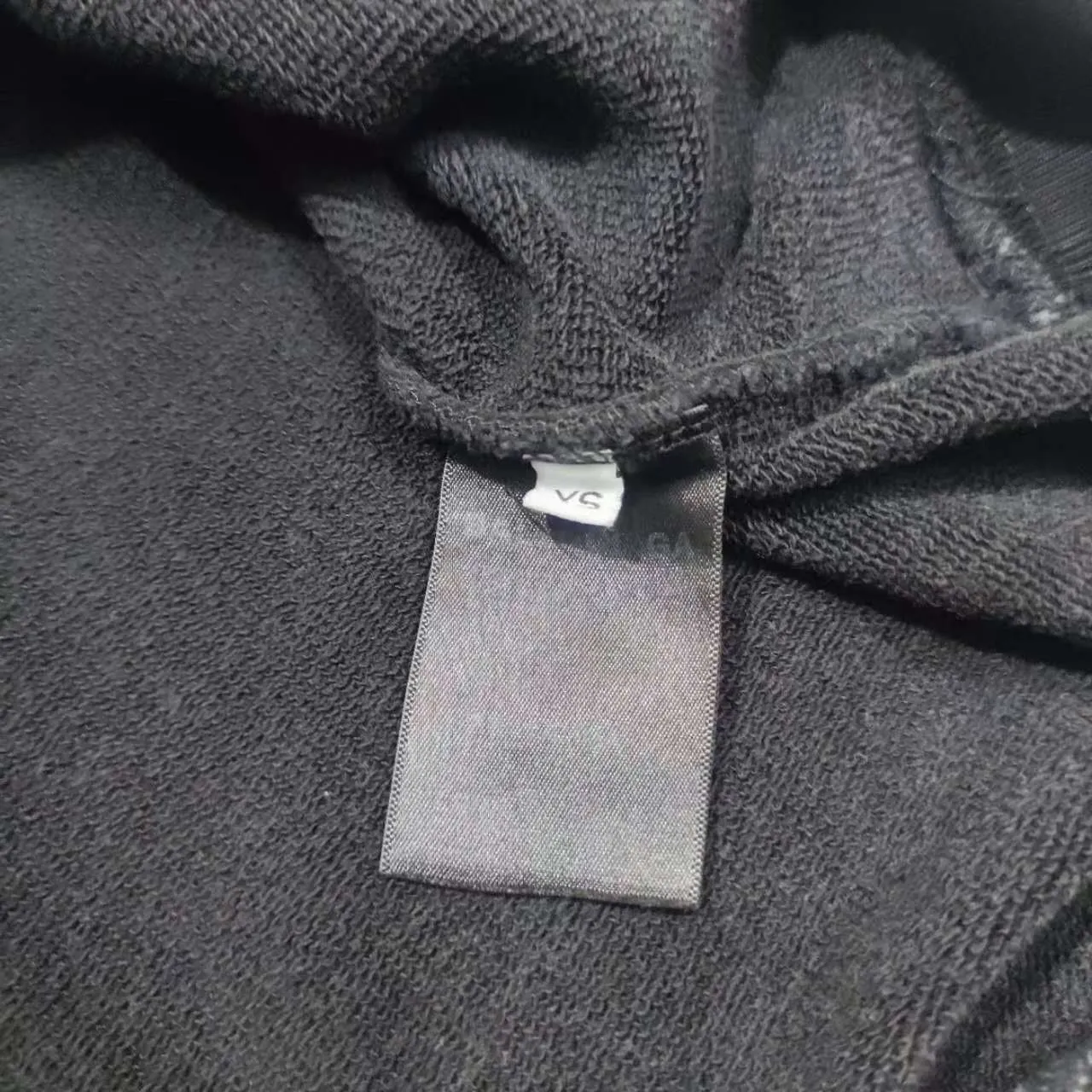 Top version BALENCIAGA/balenciaga 2024 SS German Rammstein band co-branded hooded sweatshirt ✅No.1 quality in this market Real ceiling quality ✅All original development pay attention to detail pictures to avoid stolen pictures mixed by merchants ✅Correct 450g custom-woven and dyed 100% cotton double yarn compact cotton fabric ✅Imported Kangli direct-injection printing color ZP consistent ✅Letter tearing process, clear and firm, no hand feel ✅Ready-made garments washed and distressed, overweight process, good color fastness ZP consistent. Here is an explanation why mine is a little more expensive than others. 1. It seems to be a simple printing or embroidery, but it is not simple at all. 10000% imported machine restoration is not just a lip service. You are welcome to compare with peers. 2. Each model is produced by the company. The details of the workmanship and fabrics are consistent with the original ones. There is no color difference between the ones at the counters. Reproductions are not terrible. Whoever is fake is embarrassed. It’s not shameful to make a replica, it’s shameful if you can’t buy the correct version if you make a replica.  3. Note that the threaded collars are all original collars of certain countries and regions, with high wrapping. The width of the neckline and cabinets are accurate to the millimeter. Thick necklines are not easy to deform. The collars of high-end products are all restored cabinets. They are different from the big collars in the world. Ordinary garbage short-sleeves are printed with a print. The clavicle of the upper body is exposed. Please be patient. Customers who have bought genuine products or have seen genuine products will come back to place orders again. This is quality. This is quality. 4. Different styles of washed wheat main wheat, including imported wheat, have different colors and codes. Really restore the counter. As we all know, Balenciaga's collar labels in each quarter have different English or different colors. This distinguishes fast food from the world's same-colored main wheat washed wheat. 5. Pay attention to the workmanship. The stitching at the neckline has no folds, smooth and natural without overlapping lines, and truly restores this. This is something that many people cannot do. 6. The fabric is made of 450g Paris-specific double yarn. No one can make better fabrics than my family. There's really no way to compare it with the ordinary version on the market. Respect it. It's genuine and costs thousands of dollars anyway. Don't go wrong with the quality of street stall products. 7. The workmanship is fully restored and the packaging is fully restored. The cost is huge. 8. I guarantee here that this is the highest quality you can find. P: 490 Size: XS-S-M-L (The correct version is very large)