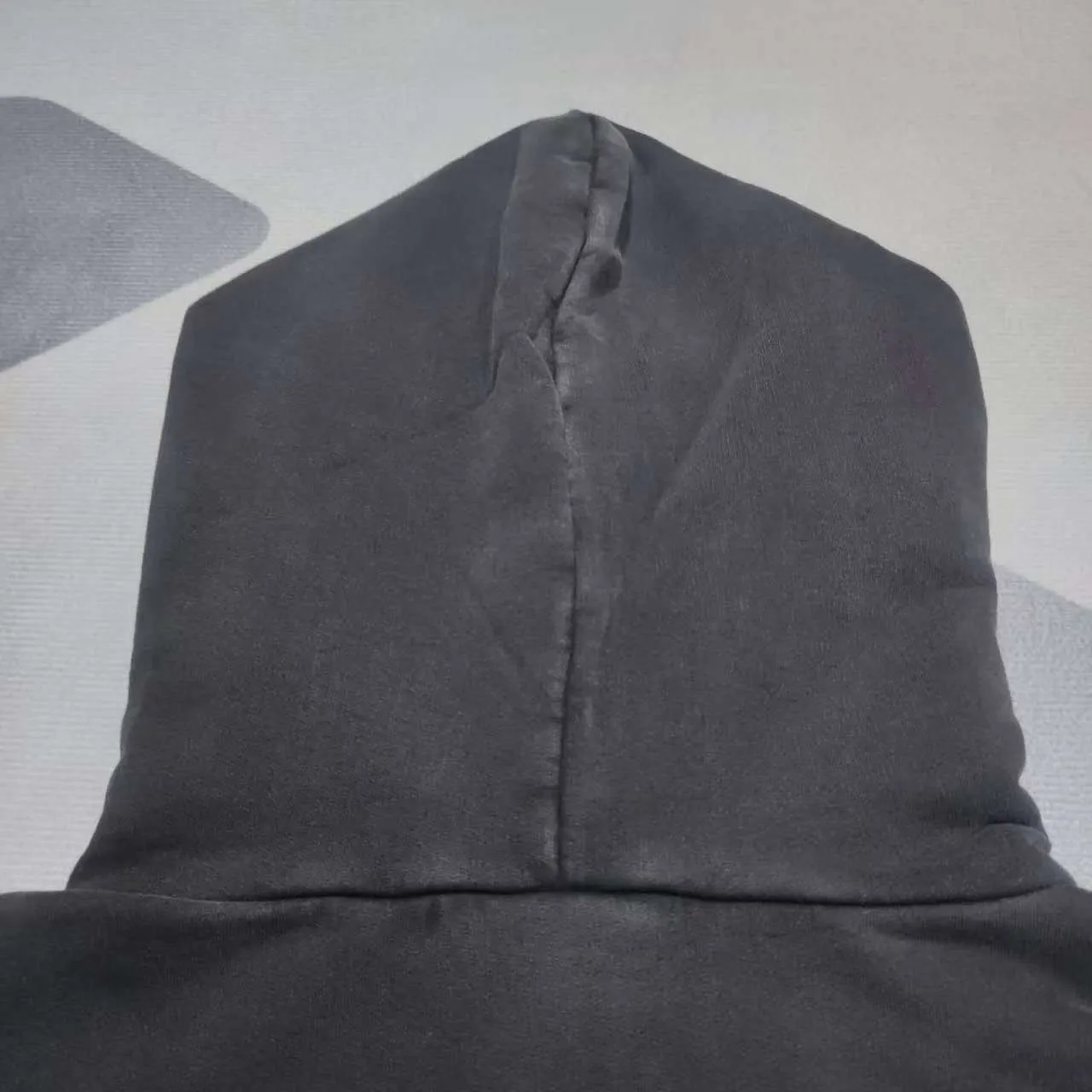 Top version BALENCIAGA/balenciaga 2024 SS German Rammstein band co-branded hooded sweatshirt ✅No.1 quality in this market Real ceiling quality ✅All original development pay attention to detail pictures to avoid stolen pictures mixed by merchants ✅Correct 450g custom-woven and dyed 100% cotton double yarn compact cotton fabric ✅Imported Kangli direct-injection printing color ZP consistent ✅Letter tearing process, clear and firm, no hand feel ✅Ready-made garments washed and distressed, overweight process, good color fastness ZP consistent. Here is an explanation why mine is a little more expensive than others. 1. It seems to be a simple printing or embroidery, but it is not simple at all. 10000% imported machine restoration is not just a lip service. You are welcome to compare with peers. 2. Each model is produced by the company. The details of the workmanship and fabrics are consistent with the original ones. There is no color difference between the ones at the counters. Reproductions are not terrible. Whoever is fake is embarrassed. It’s not shameful to make a replica, it’s shameful if you can’t buy the correct version if you make a replica.  3. Note that the threaded collars are all original collars of certain countries and regions, with high wrapping. The width of the neckline and cabinets are accurate to the millimeter. Thick necklines are not easy to deform. The collars of high-end products are all restored cabinets. They are different from the big collars in the world. Ordinary garbage short-sleeves are printed with a print. The clavicle of the upper body is exposed. Please be patient. Customers who have bought genuine products or have seen genuine products will come back to place orders again. This is quality. This is quality. 4. Different styles of washed wheat main wheat, including imported wheat, have different colors and codes. Really restore the counter. As we all know, Balenciaga's collar labels in each quarter have different English or different colors. This distinguishes fast food from the world's same-colored main wheat washed wheat. 5. Pay attention to the workmanship. The stitching at the neckline has no folds, smooth and natural without overlapping lines, and truly restores this. This is something that many people cannot do. 6. The fabric is made of 450g Paris-specific double yarn. No one can make better fabrics than my family. There's really no way to compare it with the ordinary version on the market. Respect it. It's genuine and costs thousands of dollars anyway. Don't go wrong with the quality of street stall products. 7. The workmanship is fully restored and the packaging is fully restored. The cost is huge. 8. I guarantee here that this is the highest quality you can find. P: 490 Size: XS-S-M-L (The correct version is very large)