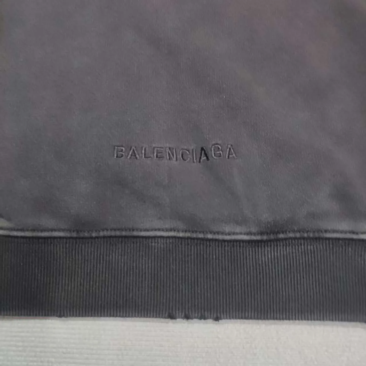 Top version BALENCIAGA/balenciaga 2024 SS German Rammstein band co-branded hooded sweatshirt ✅No.1 quality in this market Real ceiling quality ✅All original development pay attention to detail pictures to avoid stolen pictures mixed by merchants ✅Correct 450g custom-woven and dyed 100% cotton double yarn compact cotton fabric ✅Imported Kangli direct-injection printing color ZP consistent ✅Letter tearing process, clear and firm, no hand feel ✅Ready-made garments washed and distressed, overweight process, good color fastness ZP consistent. Here is an explanation why mine is a little more expensive than others. 1. It seems to be a simple printing or embroidery, but it is not simple at all. 10000% imported machine restoration is not just a lip service. You are welcome to compare with peers. 2. Each model is produced by the company. The details of the workmanship and fabrics are consistent with the original ones. There is no color difference between the ones at the counters. Reproductions are not terrible. Whoever is fake is embarrassed. It’s not shameful to make a replica, it’s shameful if you can’t buy the correct version if you make a replica.  3. Note that the threaded collars are all original collars of certain countries and regions, with high wrapping. The width of the neckline and cabinets are accurate to the millimeter. Thick necklines are not easy to deform. The collars of high-end products are all restored cabinets. They are different from the big collars in the world. Ordinary garbage short-sleeves are printed with a print. The clavicle of the upper body is exposed. Please be patient. Customers who have bought genuine products or have seen genuine products will come back to place orders again. This is quality. This is quality. 4. Different styles of washed wheat main wheat, including imported wheat, have different colors and codes. Really restore the counter. As we all know, Balenciaga's collar labels in each quarter have different English or different colors. This distinguishes fast food from the world's same-colored main wheat washed wheat. 5. Pay attention to the workmanship. The stitching at the neckline has no folds, smooth and natural without overlapping lines, and truly restores this. This is something that many people cannot do. 6. The fabric is made of 450g Paris-specific double yarn. No one can make better fabrics than my family. There's really no way to compare it with the ordinary version on the market. Respect it. It's genuine and costs thousands of dollars anyway. Don't go wrong with the quality of street stall products. 7. The workmanship is fully restored and the packaging is fully restored. The cost is huge. 8. I guarantee here that this is the highest quality you can find. P: 490 Size: XS-S-M-L (The correct version is very large)