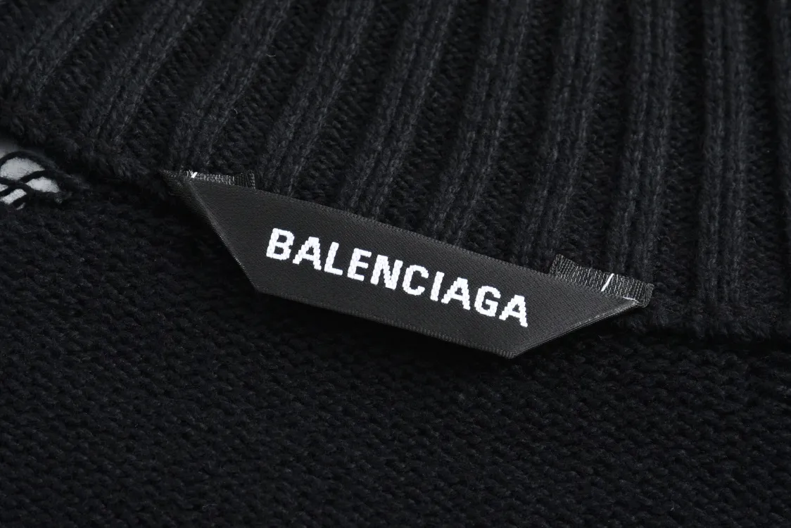 🅿️490 (1:1 original order quality) BLCG 24FW flame totem zipper sweater. Originally purchased for 21,500, limited edition quantity. Using 100% pure cotton yarn from the original channel, the wool is custom-woven and dyed according to the texture and luster of the fabric. The weaving method is dense and dense, restoring the vertical grain texture, and distinguishing it from the wrong plain-weave smooth version on the market, which is costly. The special glue printing process is used, which is characterized by using high-performance glue for printing, which creates a fractured and broken visual effect on the printed pattern. The special printing process is used to simulate the cracking effect. After the finished garment is washed and frayed, the process is very cumbersome. The custom-made No. 5 distressed zipper head is decorated with BB lettering. The style is original and the same style for men and women. size: S-L