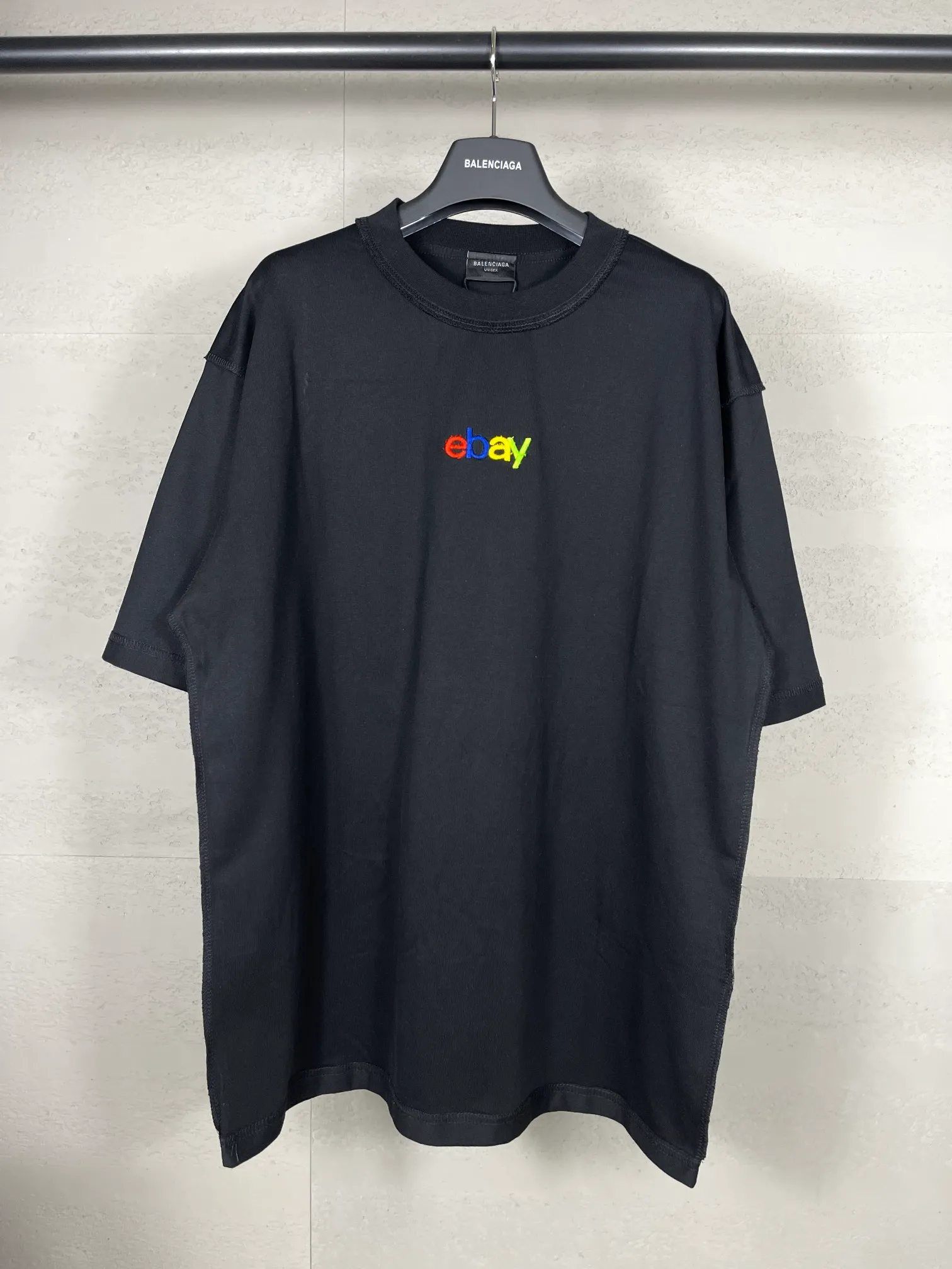 🅿️174 Actual pictures [Top version. Official website quality] BALENCI*GA/Paris #2024 new eBay co-signed embroidered short-sleeved T-shirt, ready-to-wear with reverse stitching. Full sense of design, please pay attention‼ ️The letter embroidery on the chest is worn and worn, and the details of the car logo on the back collar are full, which is very different from the normal market practice. #2024 Spring and Summer Brick Cabinet Synchronization Welcome to compare. The fabric is made of Paris ZP custom-woven and dyed cotton double yarn, with a weight of 260 grams. The cloth surface is clean. The cloth pattern is clear, soft and comfortable. The threads are dyed with no color difference. The classic letter LOGO is embroidered using imported Tajima embroidery machine. The letters are clear and the effect is three-dimensional. Restore the brick cabinet, adopt OS loose shoulder style. Same style for men and women. Code: BL223363 Color: black. Light gray Size: XS to L