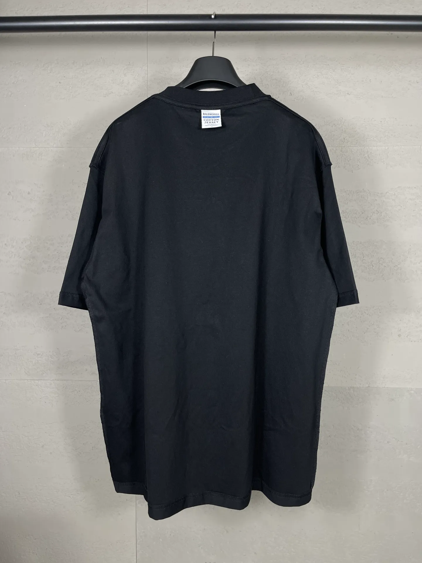 🅿️174 Actual pictures [Top version. Official website quality] BALENCI*GA/Paris #2024 new eBay co-signed embroidered short-sleeved T-shirt, ready-to-wear with reverse stitching. Full sense of design, please pay attention‼ ️The letter embroidery on the chest is worn and worn, and the details of the car logo on the back collar are full, which is very different from the normal market practice. #2024 Spring and Summer Brick Cabinet Synchronization Welcome to compare. The fabric is made of Paris ZP custom-woven and dyed cotton double yarn, with a weight of 260 grams. The cloth surface is clean. The cloth pattern is clear, soft and comfortable. The threads are dyed with no color difference. The classic letter LOGO is embroidered using imported Tajima embroidery machine. The letters are clear and the effect is three-dimensional. Restore the brick cabinet, adopt OS loose shoulder style. Same style for men and women. Code: BL223363 Color: black. Light gray Size: XS to L