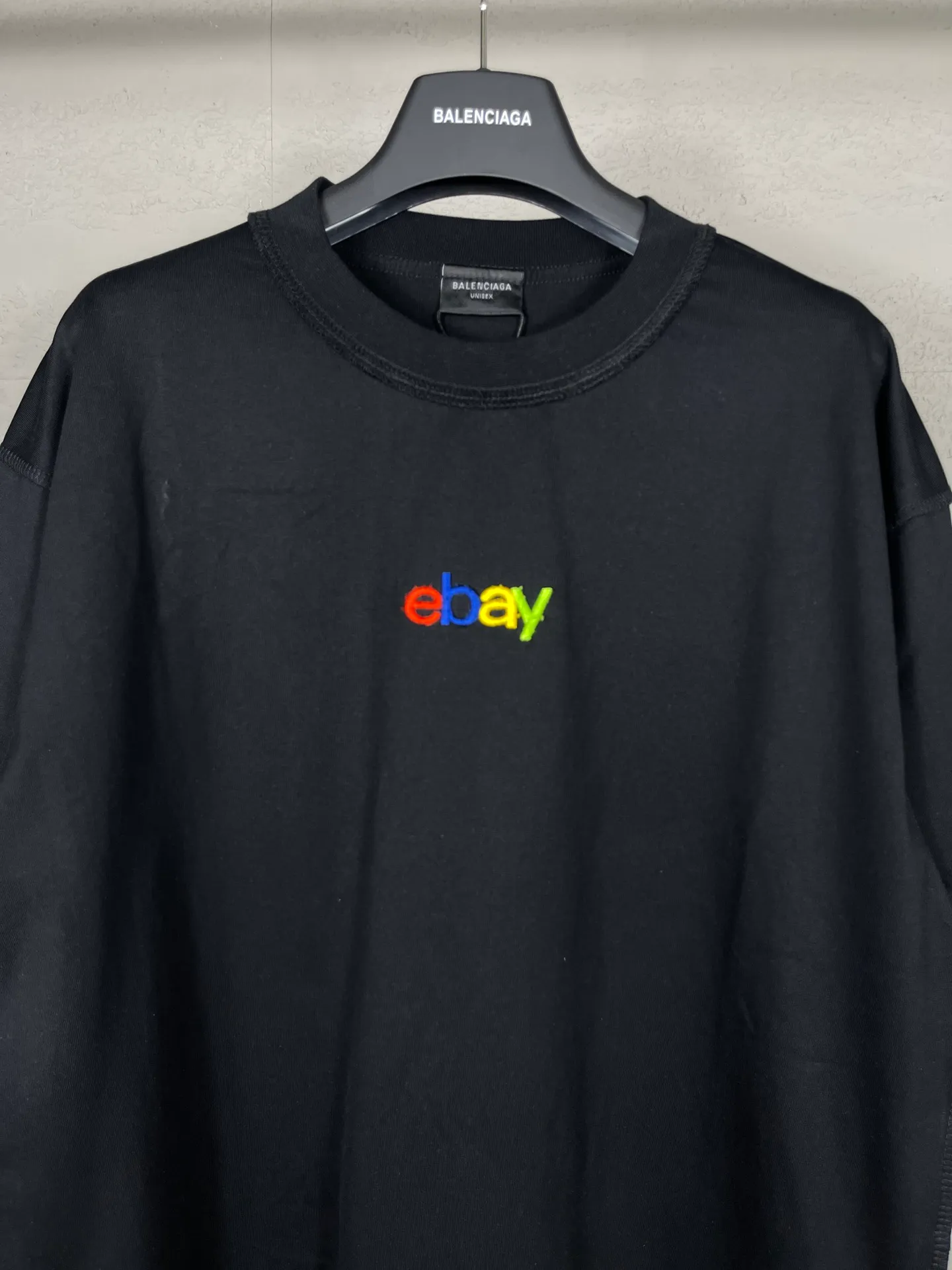 🅿️174 Actual pictures [Top version. Official website quality] BALENCI*GA/Paris #2024 new eBay co-signed embroidered short-sleeved T-shirt, ready-to-wear with reverse stitching. Full sense of design, please pay attention‼ ️The letter embroidery on the chest is worn and worn, and the details of the car logo on the back collar are full, which is very different from the normal market practice. #2024 Spring and Summer Brick Cabinet Synchronization Welcome to compare. The fabric is made of Paris ZP custom-woven and dyed cotton double yarn, with a weight of 260 grams. The cloth surface is clean. The cloth pattern is clear, soft and comfortable. The threads are dyed with no color difference. The classic letter LOGO is embroidered using imported Tajima embroidery machine. The letters are clear and the effect is three-dimensional. Restore the brick cabinet, adopt OS loose shoulder style. Same style for men and women. Code: BL223363 Color: black. Light gray Size: XS to L
