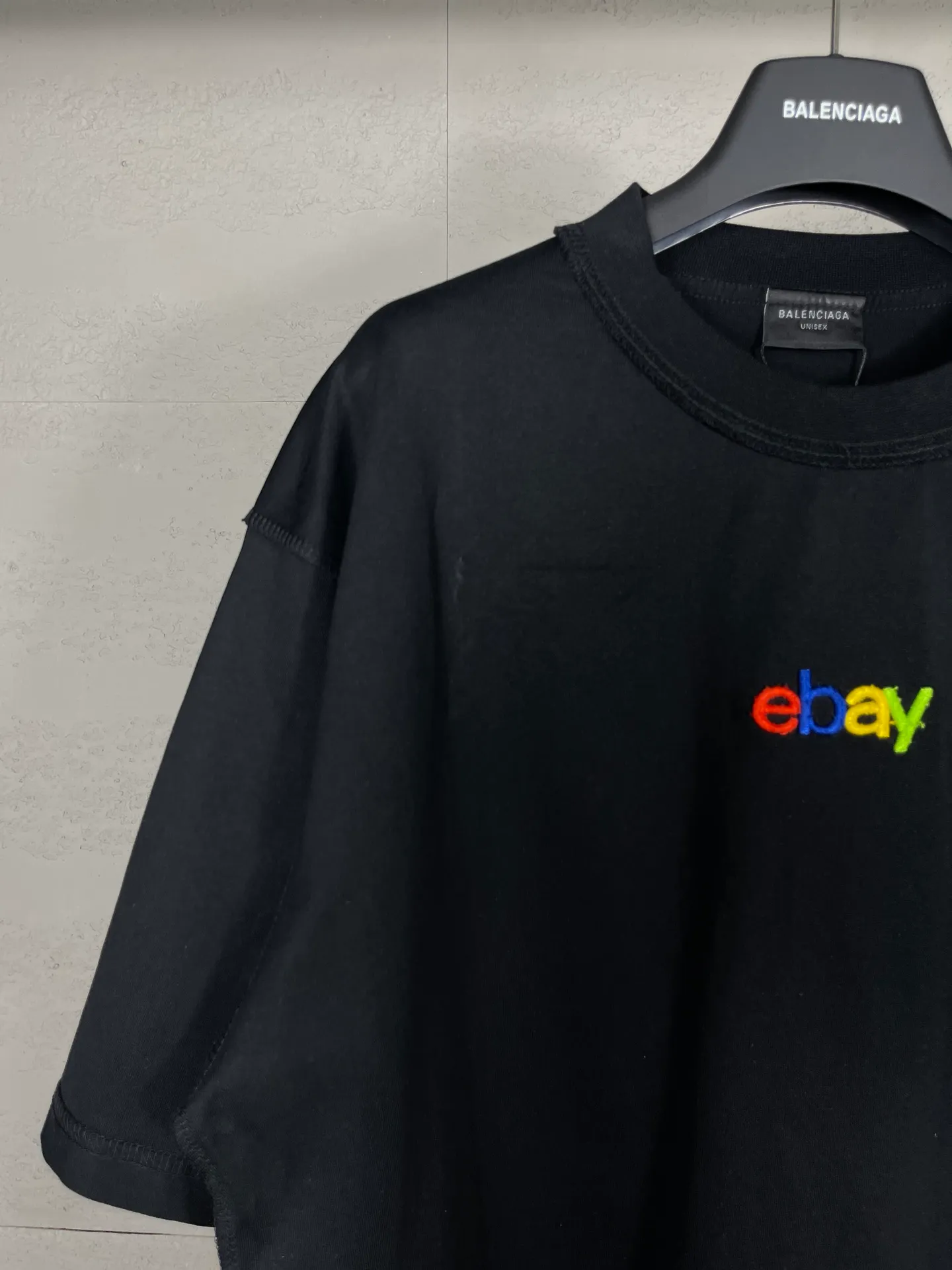 🅿️174 Actual pictures [Top version. Official website quality] BALENCI*GA/Paris #2024 new eBay co-signed embroidered short-sleeved T-shirt, ready-to-wear with reverse stitching. Full sense of design, please pay attention‼ ️The letter embroidery on the chest is worn and worn, and the details of the car logo on the back collar are full, which is very different from the normal market practice. #2024 Spring and Summer Brick Cabinet Synchronization Welcome to compare. The fabric is made of Paris ZP custom-woven and dyed cotton double yarn, with a weight of 260 grams. The cloth surface is clean. The cloth pattern is clear, soft and comfortable. The threads are dyed with no color difference. The classic letter LOGO is embroidered using imported Tajima embroidery machine. The letters are clear and the effect is three-dimensional. Restore the brick cabinet, adopt OS loose shoulder style. Same style for men and women. Code: BL223363 Color: black. Light gray Size: XS to L