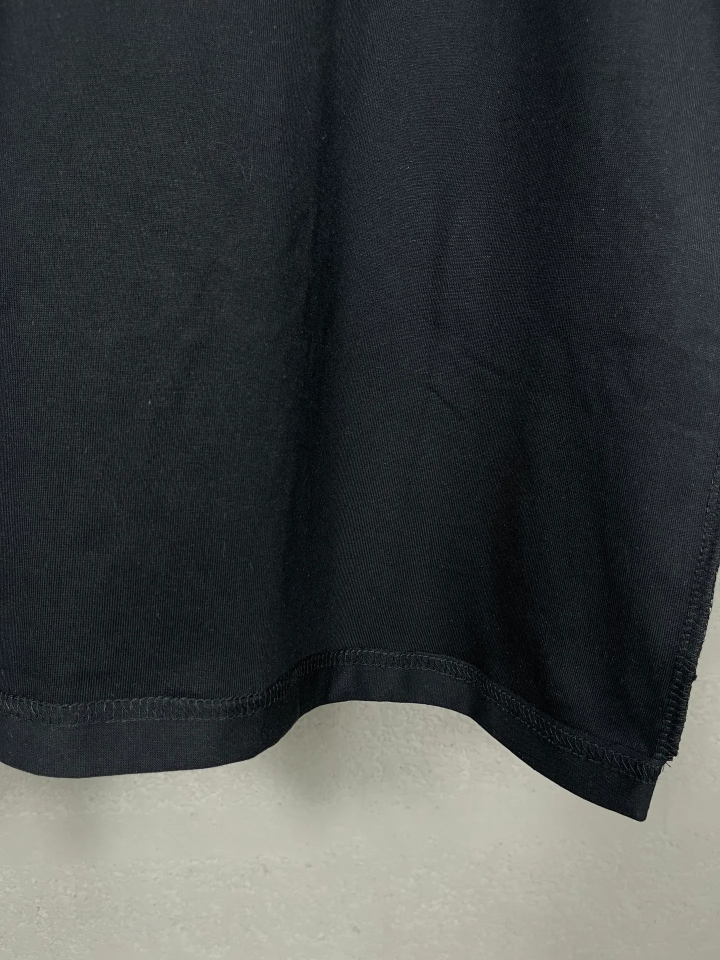 🅿️174 Actual pictures [Top version. Official website quality] BALENCI*GA/Paris #2024 new eBay co-signed embroidered short-sleeved T-shirt, ready-to-wear with reverse stitching. Full sense of design, please pay attention‼ ️The letter embroidery on the chest is worn and worn, and the details of the car logo on the back collar are full, which is very different from the normal market practice. #2024 Spring and Summer Brick Cabinet Synchronization Welcome to compare. The fabric is made of Paris ZP custom-woven and dyed cotton double yarn, with a weight of 260 grams. The cloth surface is clean. The cloth pattern is clear, soft and comfortable. The threads are dyed with no color difference. The classic letter LOGO is embroidered using imported Tajima embroidery machine. The letters are clear and the effect is three-dimensional. Restore the brick cabinet, adopt OS loose shoulder style. Same style for men and women. Code: BL223363 Color: black. Light gray Size: XS to L