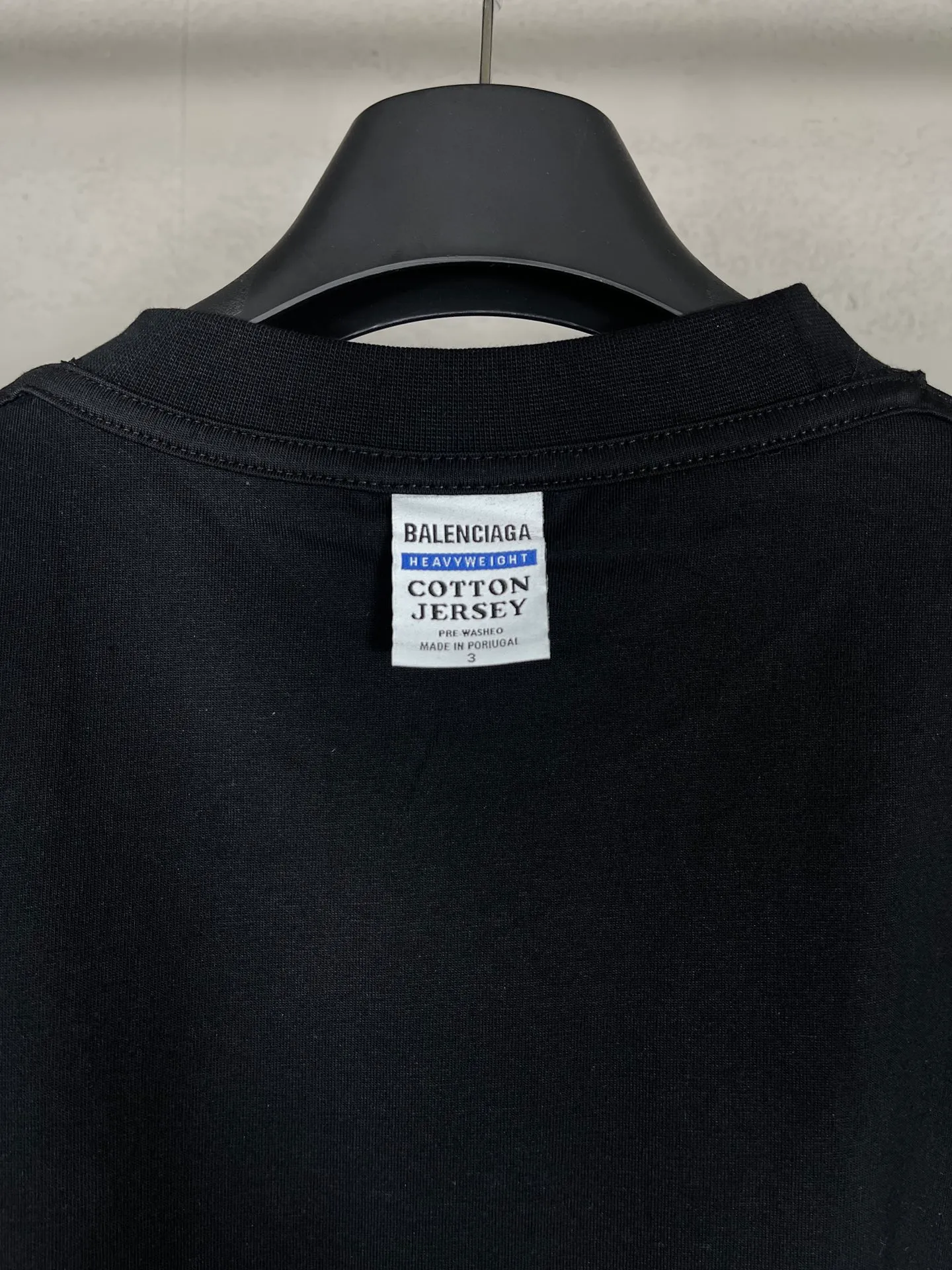 🅿️174 Actual pictures [Top version. Official website quality] BALENCI*GA/Paris #2024 new eBay co-signed embroidered short-sleeved T-shirt, ready-to-wear with reverse stitching. Full sense of design, please pay attention‼ ️The letter embroidery on the chest is worn and worn, and the details of the car logo on the back collar are full, which is very different from the normal market practice. #2024 Spring and Summer Brick Cabinet Synchronization Welcome to compare. The fabric is made of Paris ZP custom-woven and dyed cotton double yarn, with a weight of 260 grams. The cloth surface is clean. The cloth pattern is clear, soft and comfortable. The threads are dyed with no color difference. The classic letter LOGO is embroidered using imported Tajima embroidery machine. The letters are clear and the effect is three-dimensional. Restore the brick cabinet, adopt OS loose shoulder style. Same style for men and women. Code: BL223363 Color: black. Light gray Size: XS to L