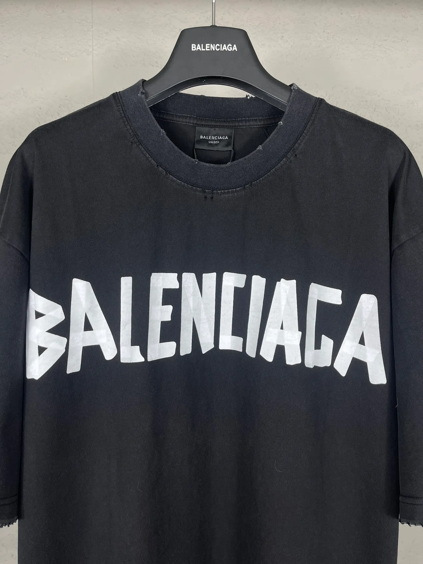 🅿️194 Actual pictures [Top version. Official website quality] BALENCI*GA/Paris. 25ss latest classic tape printing style. Ready-made clothes washed and worn short-sleeved T-shirt. Brick cabinet synchronization. The fabric is made of Paris ZP custom-woven and dyed 100% cotton double yarn compact cotton. The weight is 260 grams, the cloth surface is clean. The cloth pattern is clear, soft and comfortable, and the thread is dyed with no color difference. The classic pattern is printed using environmentally friendly imported materials. The letters are clear and the effect is three-dimensional. Restored brick cabinet. The garments were washed and aged, and polished by many hands. Produced by ultra-heavy craftsmanship, the market currency is very different, welcome to compare. The version adopts OS loose shoulder design. The same style for men and women. Code: BL253632 Color: Washed black, lime green Size: XS, S, M, L