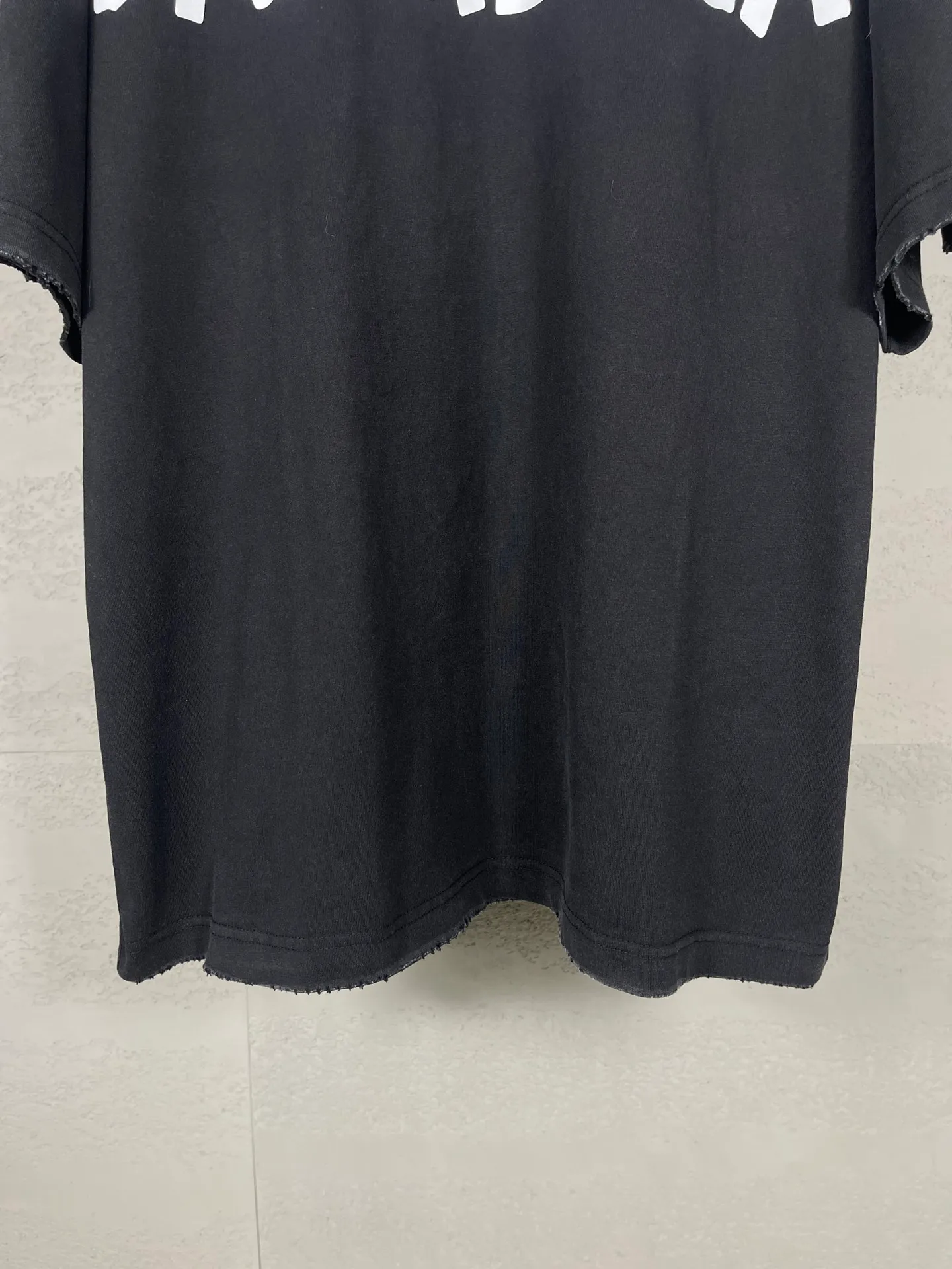 🅿️194 Actual pictures [Top version. Official website quality] BALENCI*GA/Paris. 25ss latest classic tape printing style. Ready-made clothes washed and worn short-sleeved T-shirt. Brick cabinet synchronization. The fabric is made of Paris ZP custom-woven and dyed 100% cotton double yarn compact cotton. The weight is 260 grams, the cloth surface is clean. The cloth pattern is clear, soft and comfortable, and the thread is dyed with no color difference. The classic pattern is printed using environmentally friendly imported materials. The letters are clear and the effect is three-dimensional. Restored brick cabinet. The garments were washed and aged, and polished by many hands. Produced by ultra-heavy craftsmanship, the market currency is very different, welcome to compare. The version adopts OS loose shoulder design. The same style for men and women. Code: BL253632 Color: Washed black, lime green Size: XS, S, M, L