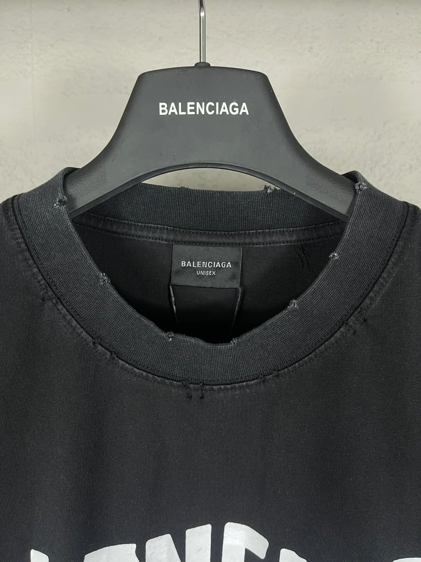 🅿️194 Actual pictures [Top version. Official website quality] BALENCI*GA/Paris. 25ss latest classic tape printing style. Ready-made clothes washed and worn short-sleeved T-shirt. Brick cabinet synchronization. The fabric is made of Paris ZP custom-woven and dyed 100% cotton double yarn compact cotton. The weight is 260 grams, the cloth surface is clean. The cloth pattern is clear, soft and comfortable, and the thread is dyed with no color difference. The classic pattern is printed using environmentally friendly imported materials. The letters are clear and the effect is three-dimensional. Restored brick cabinet. The garments were washed and aged, and polished by many hands. Produced by ultra-heavy craftsmanship, the market currency is very different, welcome to compare. The version adopts OS loose shoulder design. The same style for men and women. Code: BL253632 Color: Washed black, lime green Size: XS, S, M, L