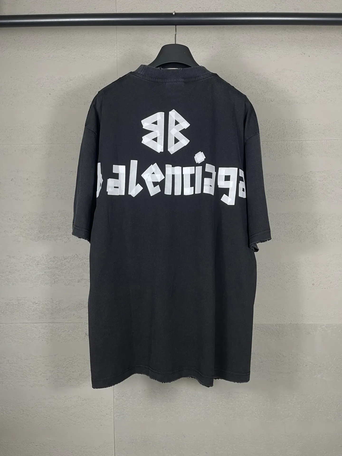 🅿️194 Actual pictures [Top version. Official website quality] BALENCI*GA/Paris. 25ss latest classic tape printing style. Ready-made clothes washed and worn short-sleeved T-shirt. Brick cabinet synchronization. The fabric is made of Paris ZP custom-woven and dyed 100% cotton double yarn compact cotton. The weight is 260 grams, the cloth surface is clean. The cloth pattern is clear, soft and comfortable, and the thread is dyed with no color difference. The classic pattern is printed using environmentally friendly imported materials. The letters are clear and the effect is three-dimensional. Restored brick cabinet. The garments were washed and aged, and polished by many hands. Produced by ultra-heavy craftsmanship, the market currency is very different, welcome to compare. The version adopts OS loose shoulder design. The same style for men and women. Code: BL253632 Color: Washed black, lime green Size: XS, S, M, L