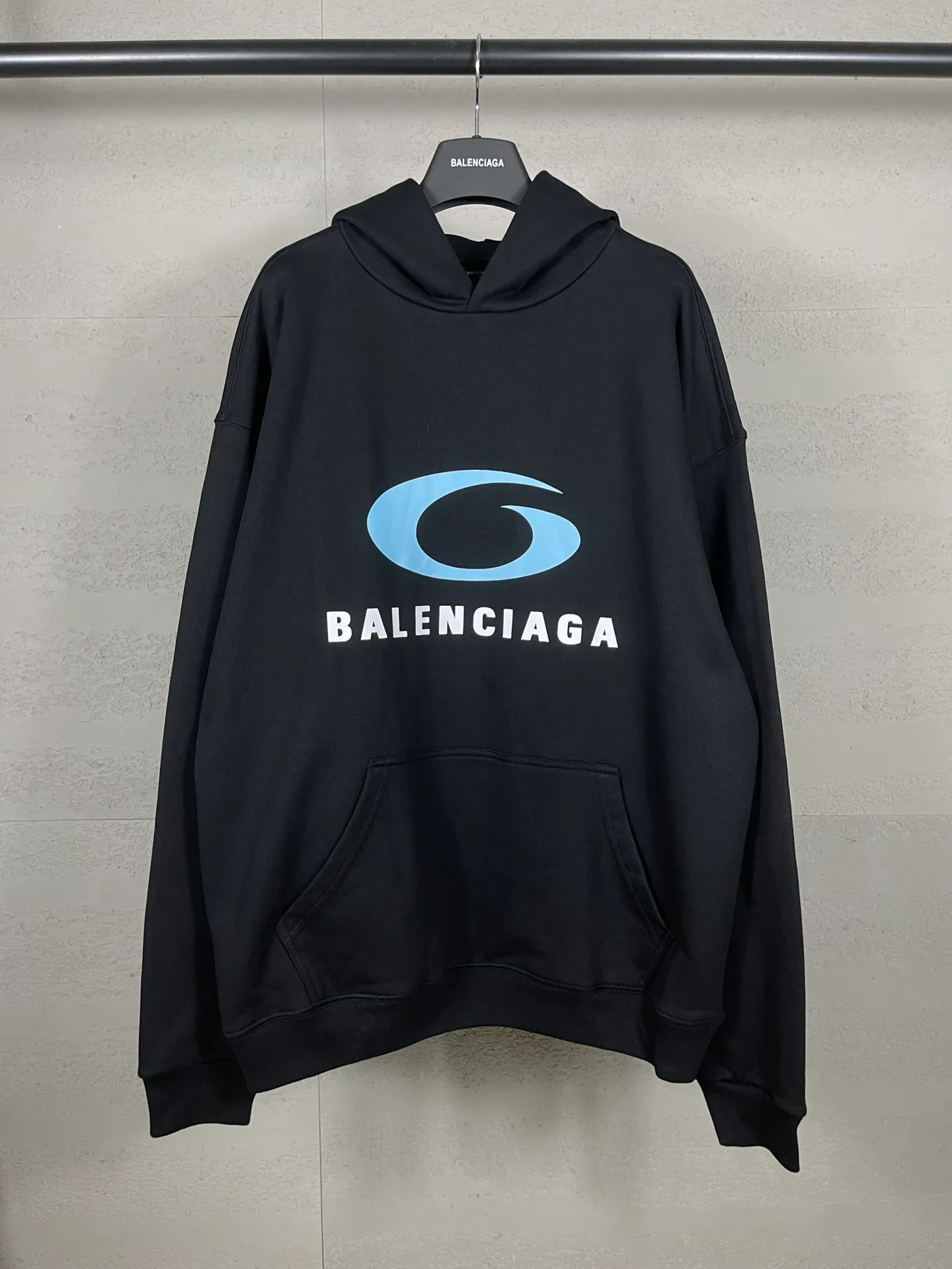 🅿️300 real photos [Top version. Official website quality] BALENCI*GA/Paris. SS24 latest model, LOOP SPORTS ICON printed hooded sweatshirt. Brick cabinet synchronization. Genuine product developed in the first time, happy to print and compare! The fabric is made of Paris ZP custom-woven and dyed cotton sweatshirt. Weighing 460 grams, the cloth surface is clean. The cloth pattern is clear, soft and comfortable. The threads are dyed with no color difference. The printing uses environmentally friendly imported materials. The letters are clear and the effect is three-dimensional. The version adopts OS loose shoulder design. Same style for men and women. Code: BL238901 Color: Black Size: XS S M L