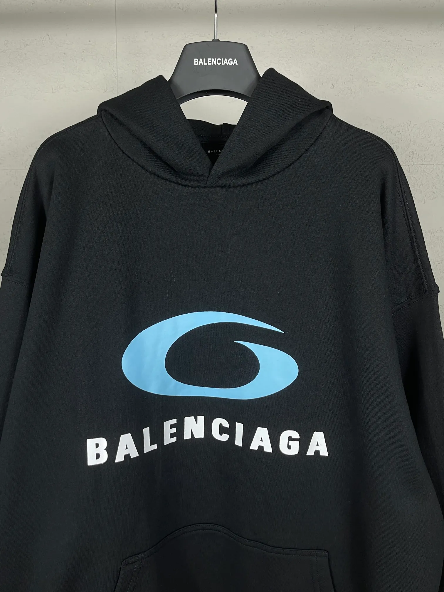 🅿️300 real photos [Top version. Official website quality] BALENCI*GA/Paris. SS24 latest model, LOOP SPORTS ICON printed hooded sweatshirt. Brick cabinet synchronization. Genuine product developed in the first time, happy to print and compare! The fabric is made of Paris ZP custom-woven and dyed cotton sweatshirt. Weighing 460 grams, the cloth surface is clean. The cloth pattern is clear, soft and comfortable. The threads are dyed with no color difference. The printing uses environmentally friendly imported materials. The letters are clear and the effect is three-dimensional. The version adopts OS loose shoulder design. Same style for men and women. Code: BL238901 Color: Black Size: XS S M L