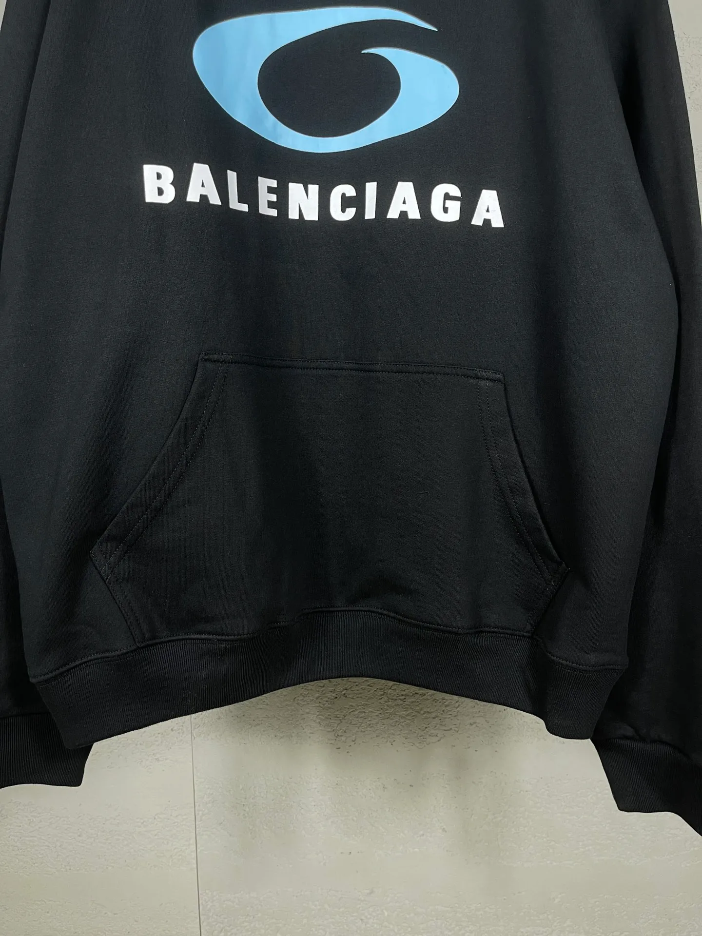 🅿️300 real photos [Top version. Official website quality] BALENCI*GA/Paris. SS24 latest model, LOOP SPORTS ICON printed hooded sweatshirt. Brick cabinet synchronization. Genuine product developed in the first time, happy to print and compare! The fabric is made of Paris ZP custom-woven and dyed cotton sweatshirt. Weighing 460 grams, the cloth surface is clean. The cloth pattern is clear, soft and comfortable. The threads are dyed with no color difference. The printing uses environmentally friendly imported materials. The letters are clear and the effect is three-dimensional. The version adopts OS loose shoulder design. Same style for men and women. Code: BL238901 Color: Black Size: XS S M L