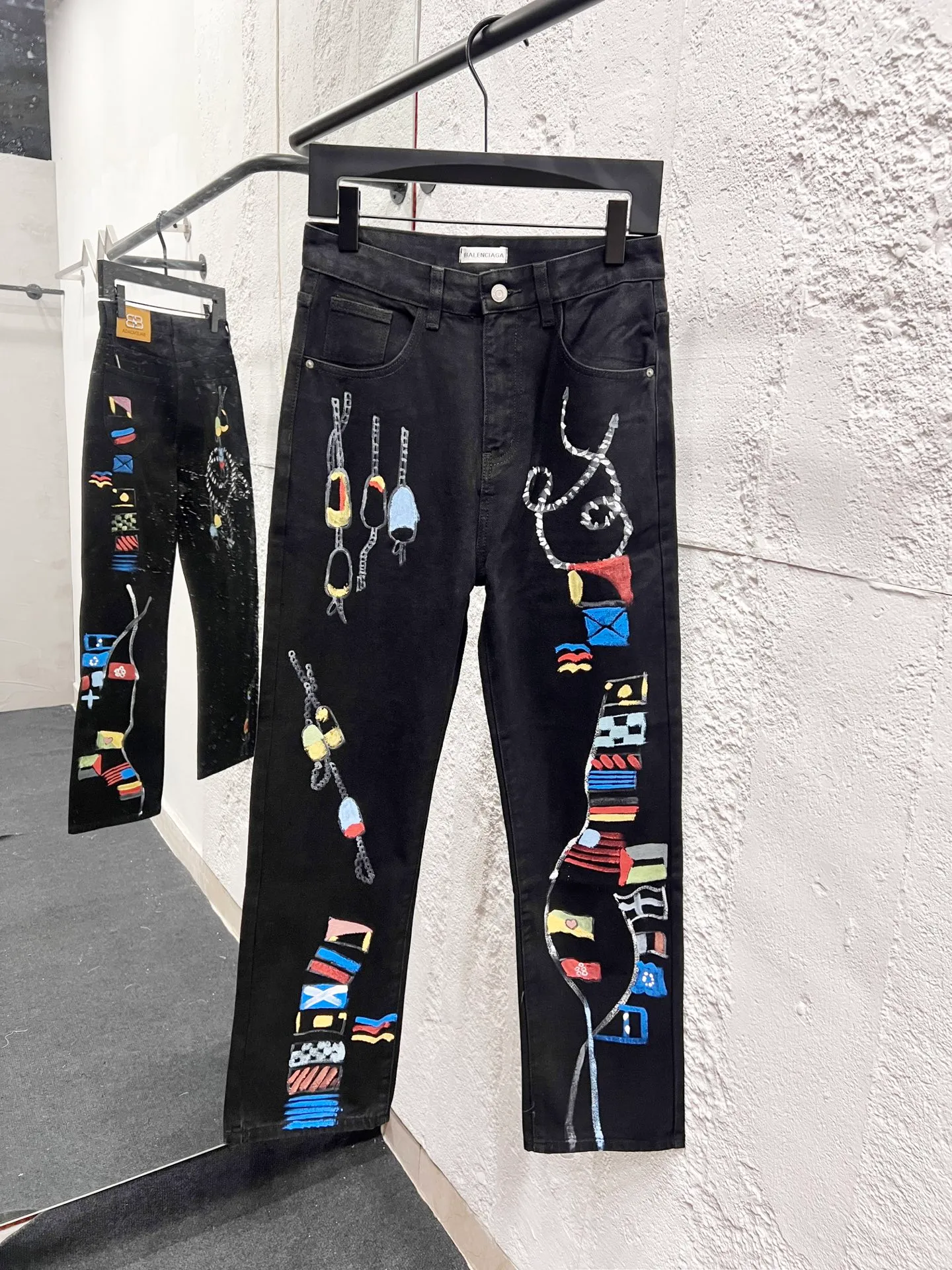🅿️310 Style No.: H963 BALENCIAGA & Balenciaga 23SS Hand-painted graffiti painting straight-leg loose jeans. Same style as Internet celebrity Dayang Ge. Comparison with official website. This year's latest jeans. The messy graffiti gives a street feel. The fabric is made of silo woven combed cotton denim. It feels thick and textured. The process is hand-painted and artificially printed. Ink-splashing effect. Retro wash effect. The version is loose and versatile. Uniform series for men and women. Full set of logo hardware accessories customized Color: black Size: 28-30-32-34-36