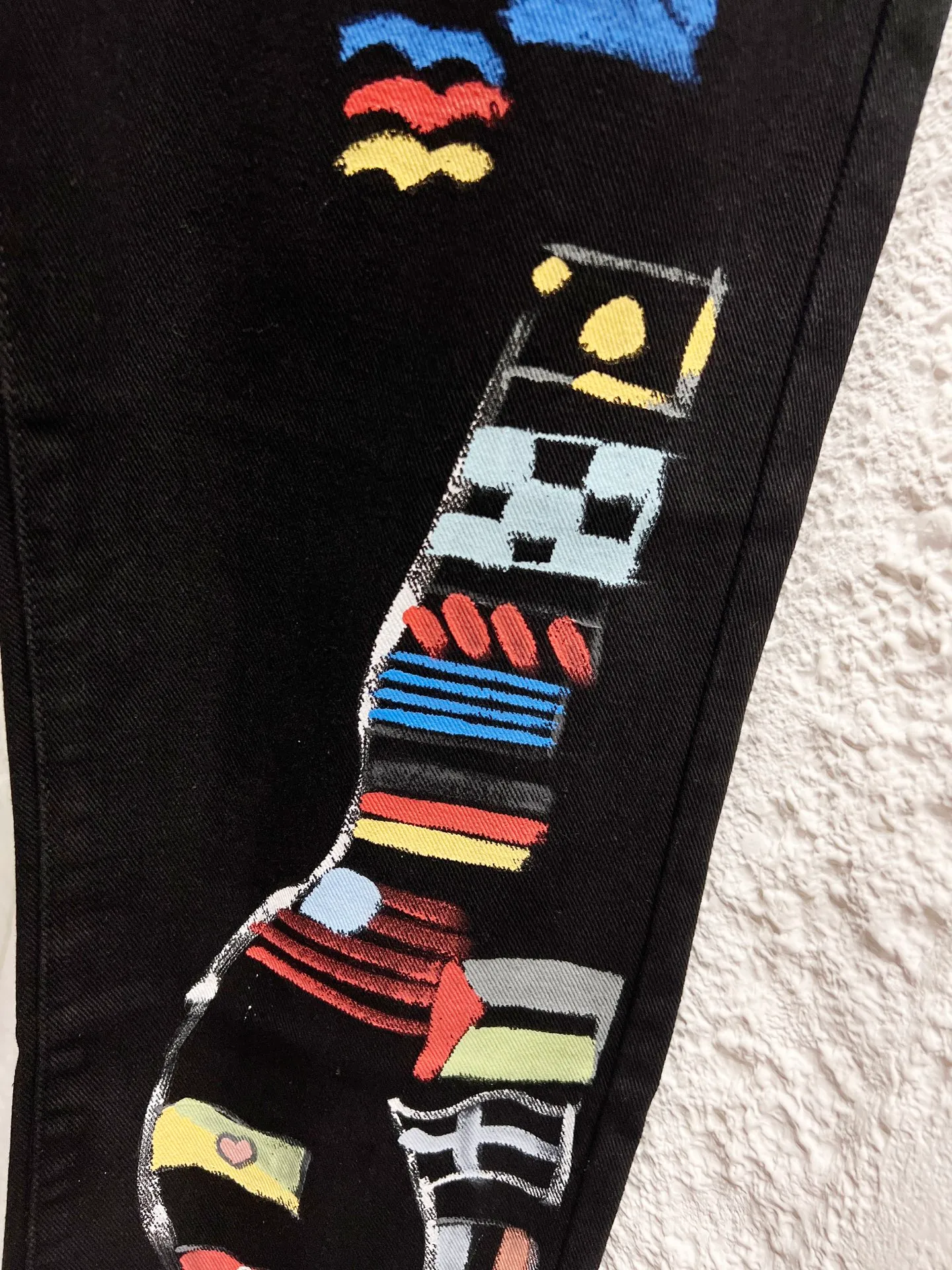 🅿️310 Style No.: H963 BALENCIAGA & Balenciaga 23SS Hand-painted graffiti painting straight-leg loose jeans. Same style as Internet celebrity Dayang Ge. Comparison with official website. This year's latest jeans. The messy graffiti gives a street feel. The fabric is made of silo woven combed cotton denim. It feels thick and textured. The process is hand-painted and artificially printed. Ink-splashing effect. Retro wash effect. The version is loose and versatile. Uniform series for men and women. Full set of logo hardware accessories customized Color: black Size: 28-30-32-34-36