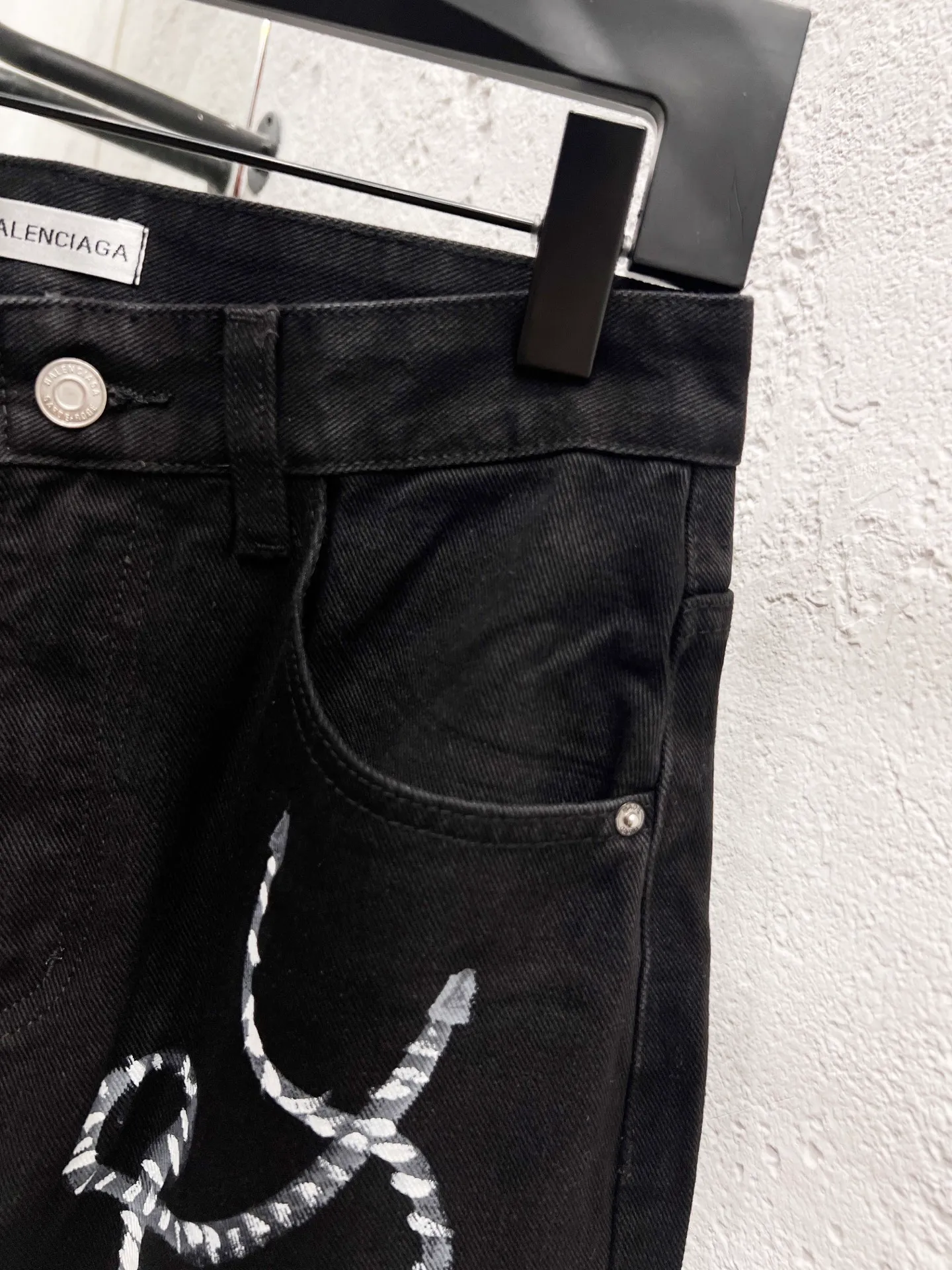 🅿️310 Style No.: H963 BALENCIAGA & Balenciaga 23SS Hand-painted graffiti painting straight-leg loose jeans. Same style as Internet celebrity Dayang Ge. Comparison with official website. This year's latest jeans. The messy graffiti gives a street feel. The fabric is made of silo woven combed cotton denim. It feels thick and textured. The process is hand-painted and artificially printed. Ink-splashing effect. Retro wash effect. The version is loose and versatile. Uniform series for men and women. Full set of logo hardware accessories customized Color: black Size: 28-30-32-34-36