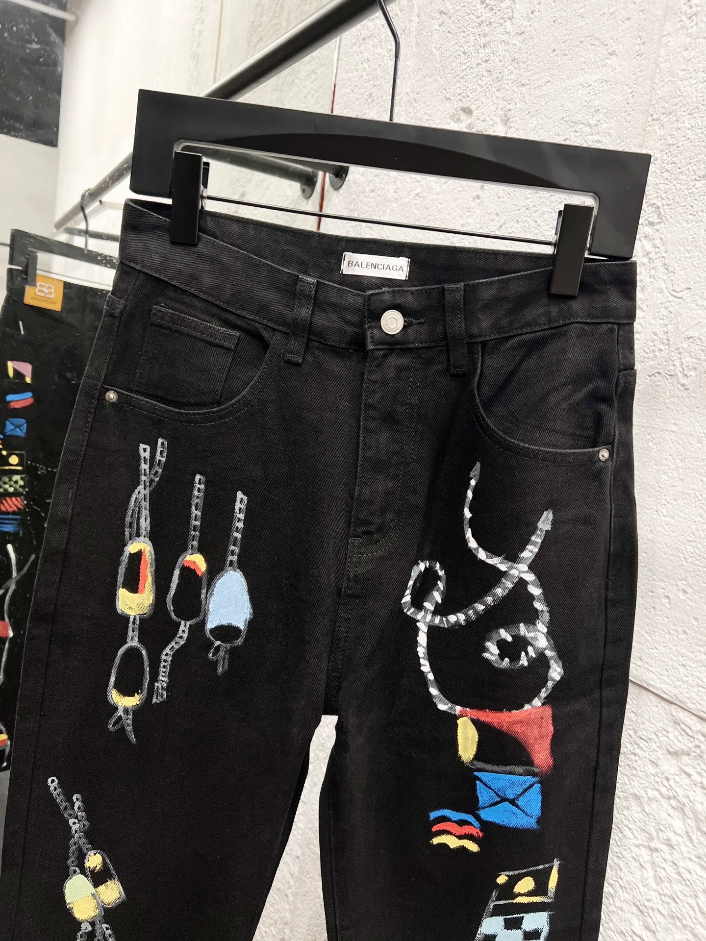 🅿️310 Style No.: H963 BALENCIAGA & Balenciaga 23SS Hand-painted graffiti painting straight-leg loose jeans. Same style as Internet celebrity Dayang Ge. Comparison with official website. This year's latest jeans. The messy graffiti gives a street feel. The fabric is made of silo woven combed cotton denim. It feels thick and textured. The process is hand-painted and artificially printed. Ink-splashing effect. Retro wash effect. The version is loose and versatile. Uniform series for men and women. Full set of logo hardware accessories customized Color: black Size: 28-30-32-34-36