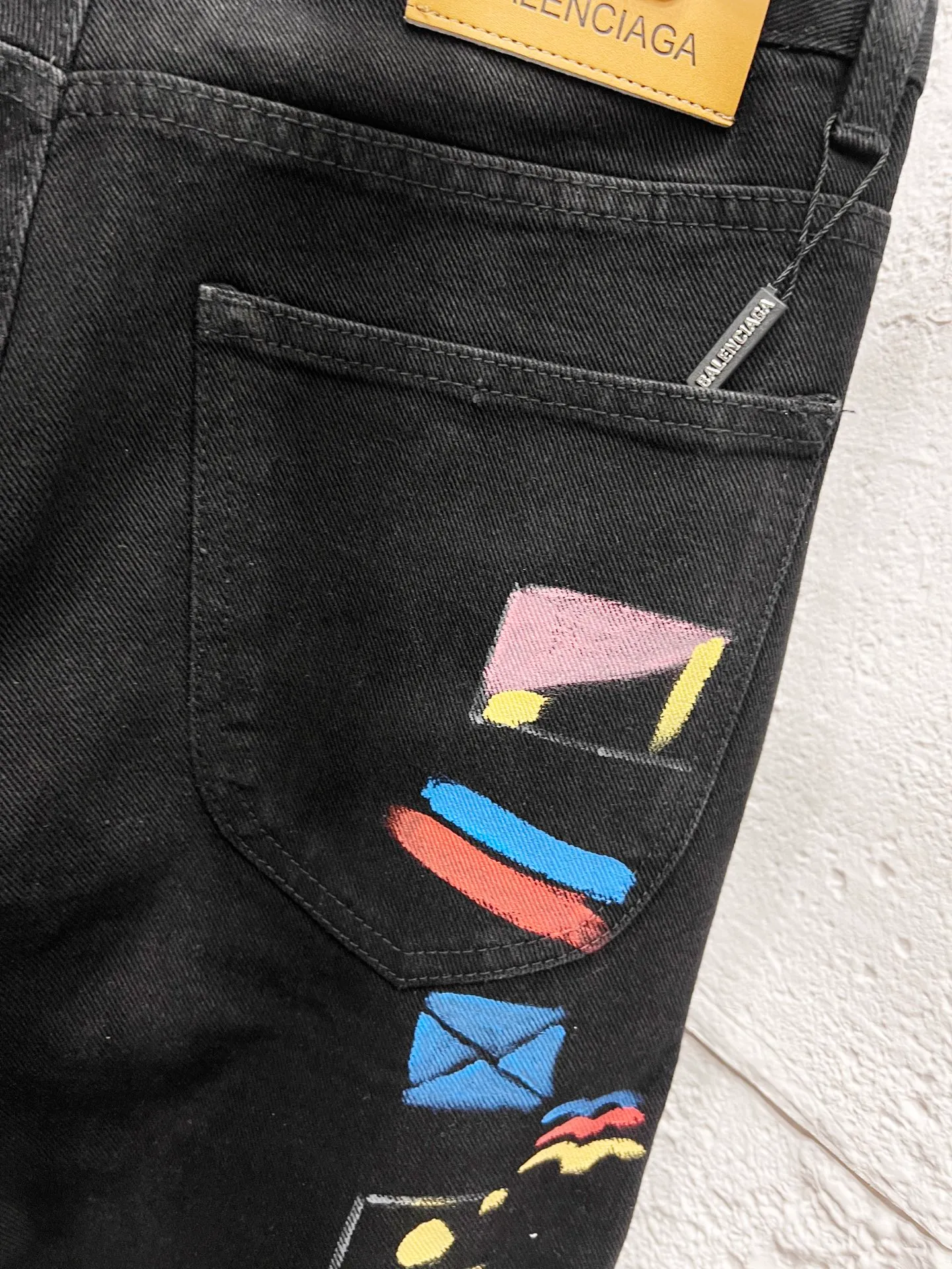 🅿️310 Style No.: H963 BALENCIAGA & Balenciaga 23SS Hand-painted graffiti painting straight-leg loose jeans. Same style as Internet celebrity Dayang Ge. Comparison with official website. This year's latest jeans. The messy graffiti gives a street feel. The fabric is made of silo woven combed cotton denim. It feels thick and textured. The process is hand-painted and artificially printed. Ink-splashing effect. Retro wash effect. The version is loose and versatile. Uniform series for men and women. Full set of logo hardware accessories customized Color: black Size: 28-30-32-34-36
