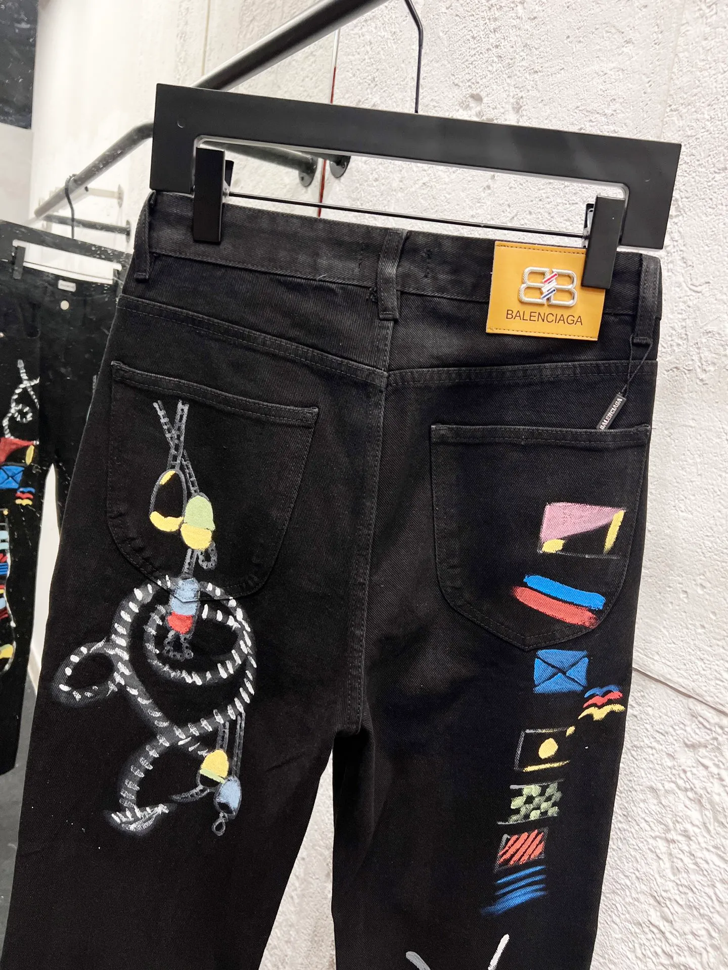 🅿️310 Style No.: H963 BALENCIAGA & Balenciaga 23SS Hand-painted graffiti painting straight-leg loose jeans. Same style as Internet celebrity Dayang Ge. Comparison with official website. This year's latest jeans. The messy graffiti gives a street feel. The fabric is made of silo woven combed cotton denim. It feels thick and textured. The process is hand-painted and artificially printed. Ink-splashing effect. Retro wash effect. The version is loose and versatile. Uniform series for men and women. Full set of logo hardware accessories customized Color: black Size: 28-30-32-34-36