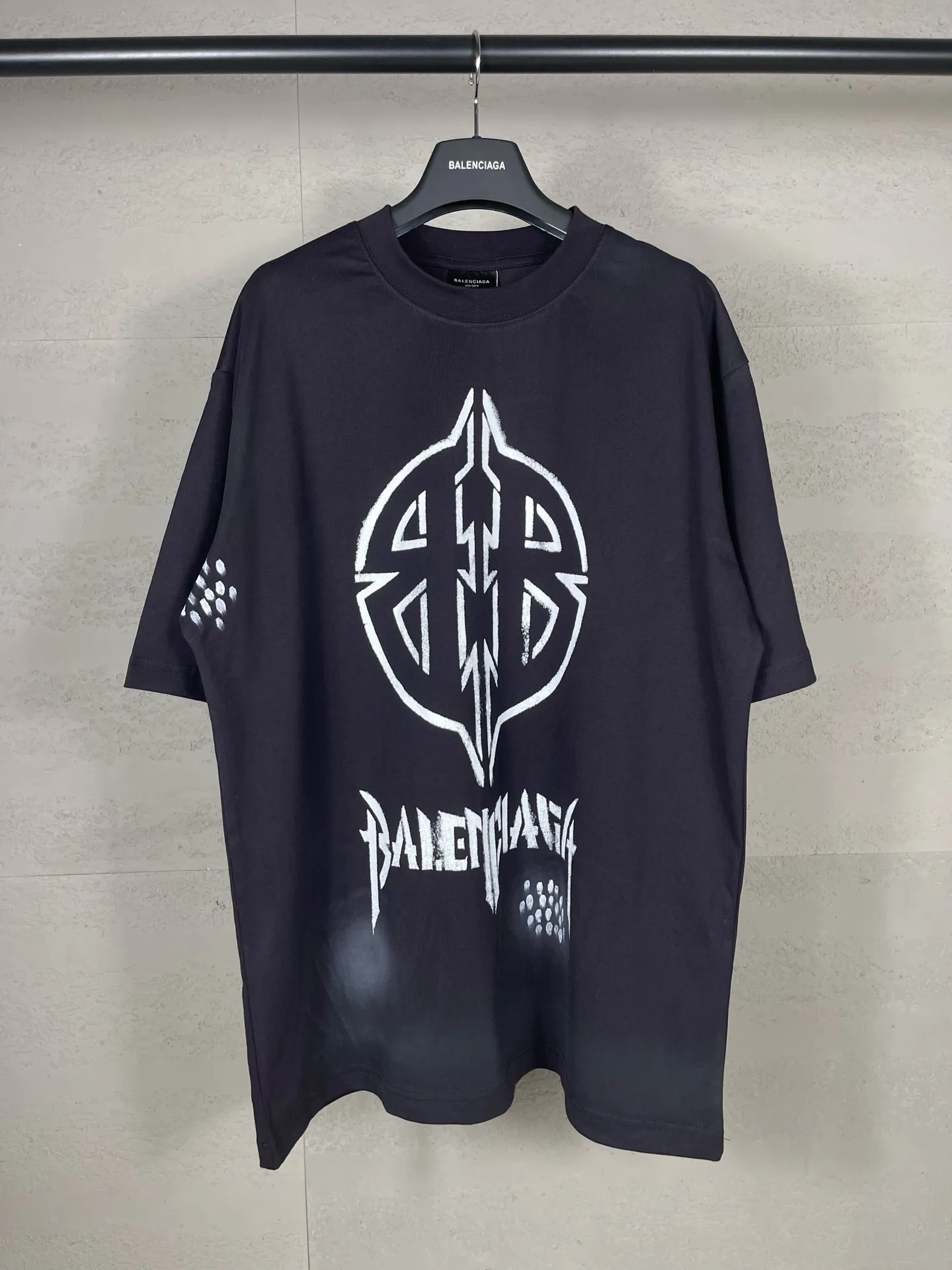 🅿️200 pictures [Top version. Official website quality] BALENCI*GA/Paris. 24SS latest rock double B direct spray. Hand-painted graffiti worn distressed short-sleeved T-shirt, all pattern details color Y-board customization, hand-painted graffiti worn over heavy craftsmanship. Brick cabinets are synchronized. Genuine products are developed at the first time, and you can print and compare! The fabric is made of Paris ZP custom-woven and dyed cotton double yarn. Weighing 260 grams, the cloth surface is clean. The cloth pattern is clear, soft and comfortable. The threads are dyed with no color difference. The printing uses environmentally friendly imported materials and self-inking direct injection, with clear letters and three-dimensional effect. The entire garment is washed and distressed. The version adopts OS loose shoulder design. Same style for men and women. Code: BL223387 Color: dark purple, off-white Size: XS S M L