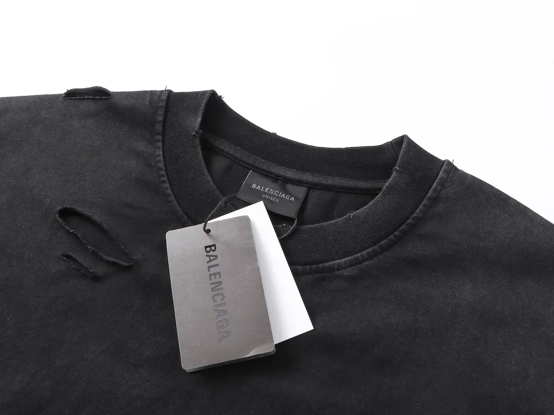 🅿️320 BALENCI*GA 25 Paris 3M classic LOGO worn fake two-piece long-sleeved T-shirt. The printing is made of environmentally friendly imported materials. Ready-made clothes are washed. Hand-made master positioning and worn. Overweight craftsmanship. The letters are clear. The effect is three-dimensional. Exclusively woven and dyed 280g fabric. Threads are dyed in the same cylinder with zero color difference. The version adopts OS loose shoulder design. Welcome to compare. Same style for men and women -Color: washed black -SIZE: Xs S M L style number 8637