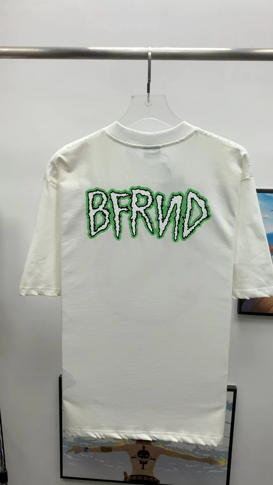 Real-life video on the back——the top tested version of BALENCIAGA burst letter print. LOGO logo printing is exquisitely upgraded. High version of short-sleeved T-shirt. Original fabric. Official same style. Short-sleeved T-shirt. Washed 310g. Pure cotton fabric. Very comfortable to the touch. The latest brick cabinet for spring and summer. Super versatile and good-looking. Very suitable for both men and women. A must-have. Tag. Collar label. Washed wheat. Complete with three labels. Color: White. Black. Size: XS~L P:290.