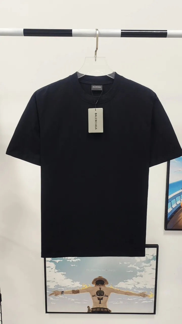 Frontal real-shot video————The top tested version of Balenciaga’s eco-friendly logo arrow three-color loose breathable cotton short-sleeved T-shirt BLCG is one of the most influential brands in the fashion industry. Founded in 1919 by Cristóbal Balenciaga and settled in Paris in 1936, he led many important fashion movements between 1930 and 1968. The representative ready-to-wear series reflects the identity of the brand - Fabric: Made of 32-count double yarn, 260-gram weight fabric, imported knitted needle carded cotton, with moderate thickness, drape and contour - The front printing screen plate is hand-printed, and the 3D full-color scanned pattern is made into film to ensure the highest degree of printing pattern restoration. The upper and lower LOGO printing has a strong touch texture. The printing material uses environmentally friendly active water slurry and anti-sublimation liquid as the base. The garment is resistant to washing and does not desizing. Color: black and white size: XS-L P:240