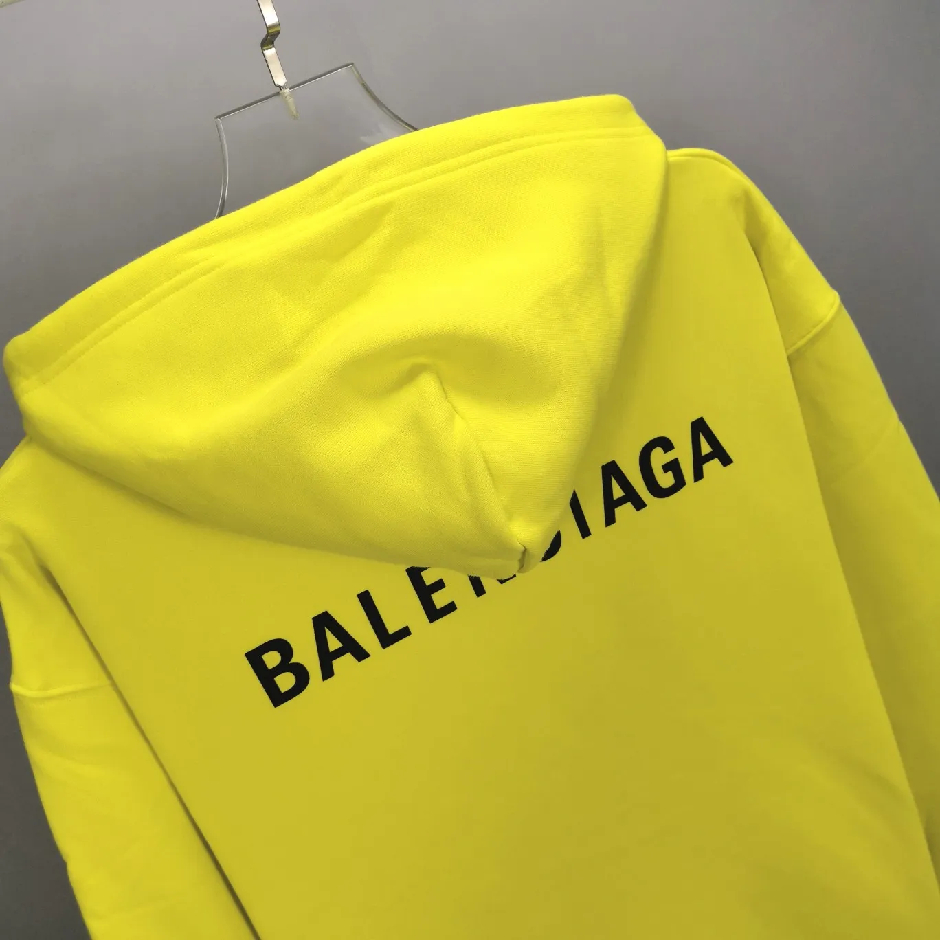 Additional details - the top tested version of BALENCIAGA with large LOGO basic letters on the back, pure cotton loose fit for male and female couples, the same fashion brand high-end hooded sweatshirt. The god of simplicity in Paris, a volume sought after by many stars. Lisa’s favorite basic short-sleeved Paris style, which has a very high appearance rate. Wear alone, paired with jeans, shorts, and sweatpants, it's a versatile style. Xiaohongshu, a hot item on INS, a must-have for Paris fans.  The printing uses white glue as a base, coupled with Kornit direct injection, which ensures the anchorage of the printing and machine washing without any pressure. However, everyone should pay attention to something. The printing of this model is not thick glue, and the printing surface is not shiny. Please pay attention to the importance of version. Don't make a pattern based on the pictures. If you don't have the original version, you won't be able to make it look one to one like the original version. At most, you can just make a look. It's just a piece of clothing without a soul. The fabric is made of 480g combed cotton terry fabric, and the threads and fabric are custom-woven and dyed in the same style, with no color difference.  A complete set of customized tags, collar tags, washed, plastic bags, and most importantly, a complete set of bags, tag codes, and codes are all authentic.  Color: Lemon Yellow Size: XS-L P:450