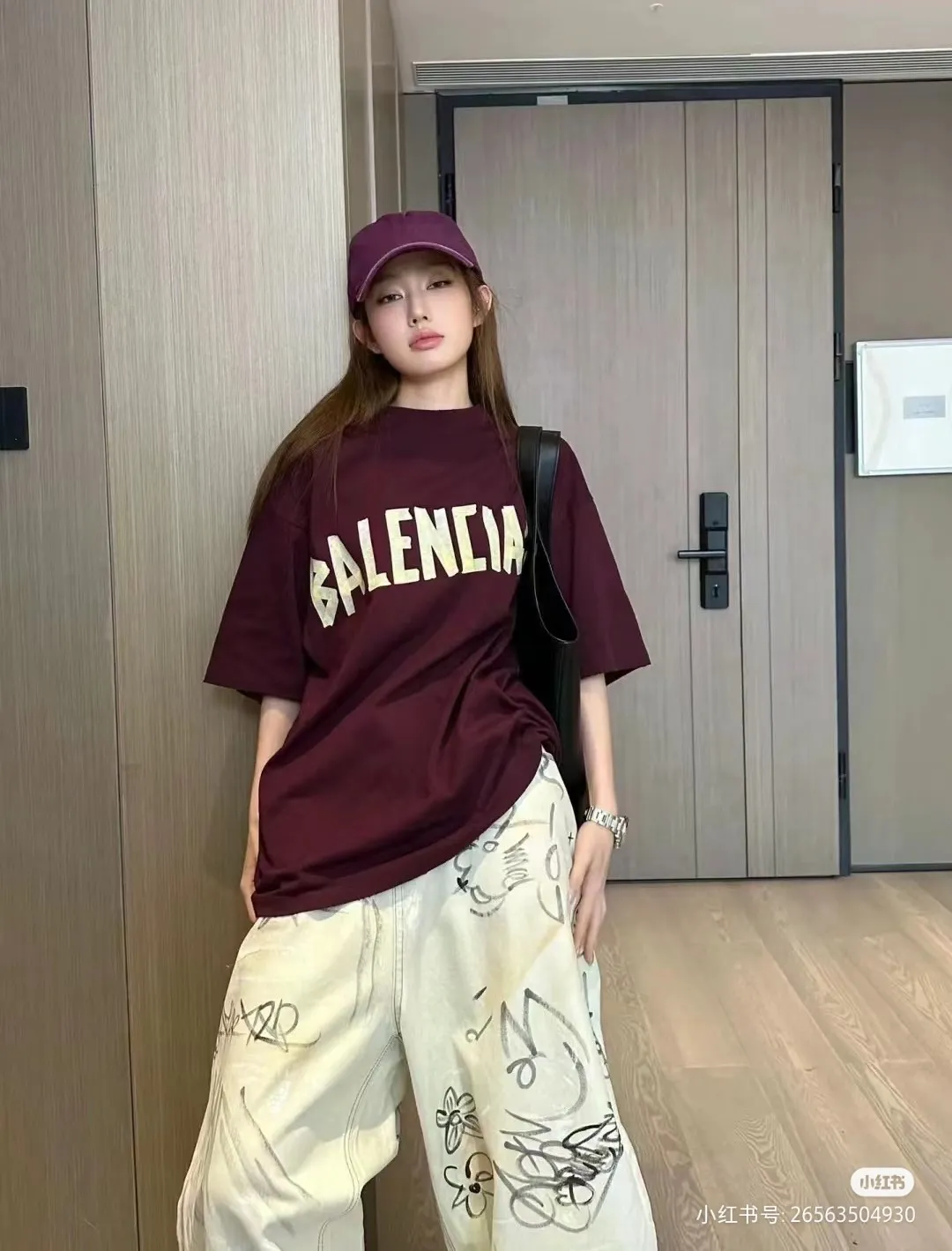 ♻️💯Reference model picture for the upper body❤️[Breaking hot new item] Top quality BALENCIAGA Paris spring and summer latest tape print washed and worn short sleeves for male and female couples stars 23ss tape tye black retro plain fabric medium version short sleeves Paris' new season's products have added the elements of artistic tape stickers, hot rhinestones and post-it notes, changing the previous minimalist printing style. This time the creativity has really taken a lot of thought. The micro-OS style is friendly to both men and women. The fixed yarn and washed cotton are soft and waxy and resistant to damage. The slightly distressed worn details are a no-brainer for me who likes 𝐕𝐢𝐧𝐭𝐚𝐠𝐞. There are two styles of front and back printing. The front is like paper tape, and the back is a bright yellow graffiti painting effect, which has a strong impact on people. It looks great with denim overalls, and it’s super cool for girls to wear it with their lower body missing. Original custom-woven and dyed pure cotton material, heavily distressed. Counter 1/1; This product has a unisex design. The same oversize version for men and women·Tape Type logo on the front and back. It is characterized by heavy wear and washable effect. Color: Burgundy P; 140 Size: XS-L