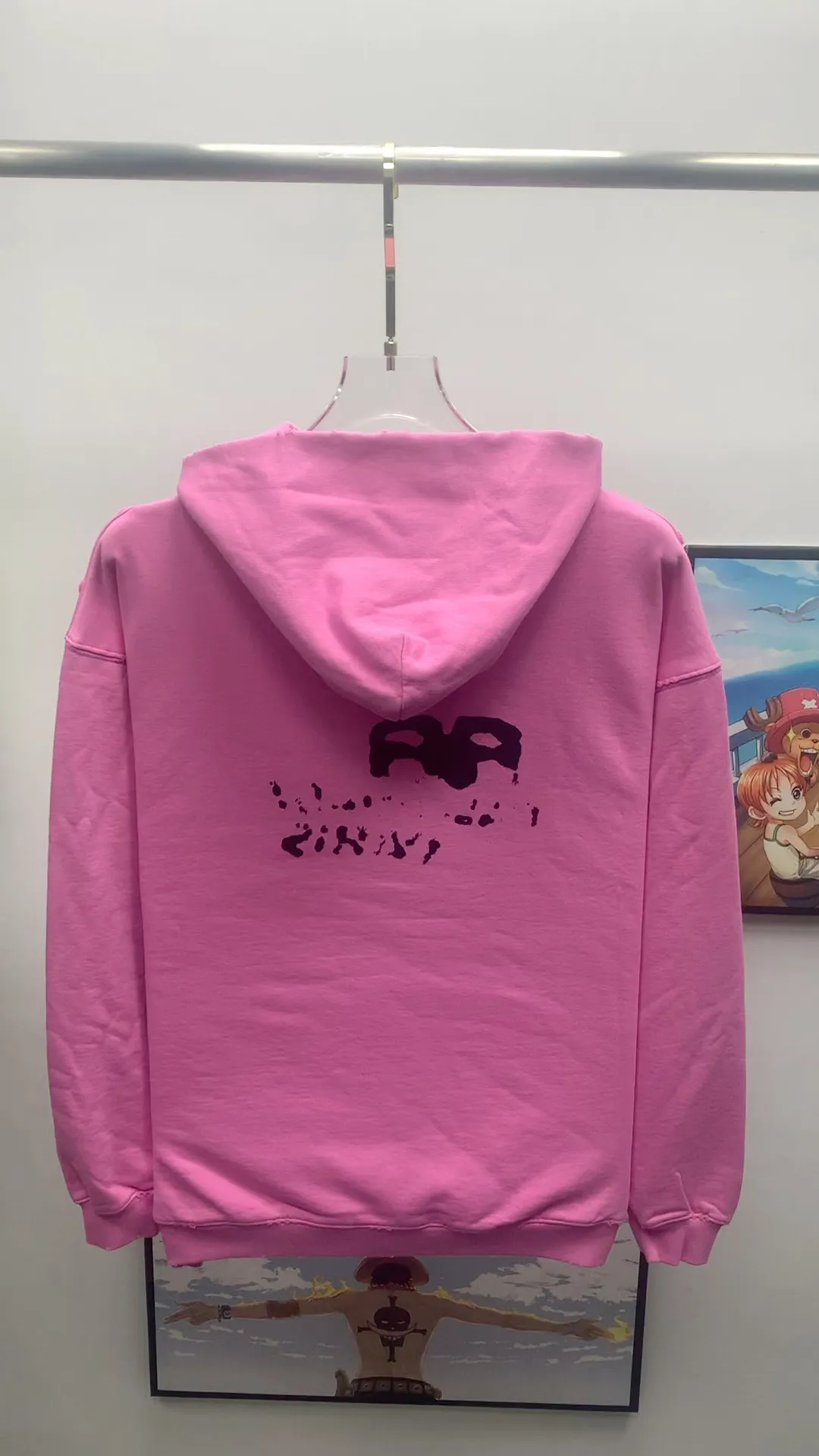 Real shot video on the back————Top tested version BALENCIAGA/Balenciaga 2023 SS BB hand-painted graffiti printed hooded sweatshirt ✅No.1 quality in this market Real ceiling quality ✅All original development pay attention to detail pictures to avoid stolen pictures from merchants ✅Correct 450g custom-woven and dyed 100% cotton double yarn tight cotton fabric ✅Imported Conley direct-injection printing color ZP consistent, clear and firm, no feel ✅Clear texture Soft and comfortable threads are custom-woven and dyed, no color difference ✅ over-weight craftsmanship, good color fastness, consistent ZP. Here I will explain why I am a little more expensive than others, 1. It seems to be a simple printing or embroidery, but it is not simple at all. 10000% imported machine restoration. Not just words. Welcome to compare with peers. 2. Each model is produced by the company. It’s not shameful to make a replica, it’s shameful if you can’t buy the correct version if you make a replica. 3. Note that the threaded collars are all original collars of certain countries and regions, with high wrapping. The width of the neckline and cabinets are accurate to the millimeter. Thick necklines are not easy to deform. The collars of high-end products are all restored cabinets. They are different from the big collars in the world. Ordinary garbage short-sleeves are printed with a print. The clavicle of the upper body is exposed. Please be patient. Customers who have bought genuine products or have seen genuine products will come back to place orders again. This is quality. This is quality. 4. Different styles of washed wheat main wheat, including imported wheat, have different colors and codes. Really restore the counter. As we all know, Balenciaga's collar labels in each quarter have different English or different colors. This distinguishes fast food from the world's same-colored main wheat washed wheat. 5. Pay attention to the workmanship. The stitching at the neckline has no folds, smooth and natural without overlapping lines, and truly restores this. This is something that many people cannot do. 6. The fabric is made of 450g Paris-specific double yarn. No one can make better fabrics than my family. There's really no way to compare it with the ordinary version on the market. Respect it. It's genuine and costs thousands of dollars anyway. Don't buy street stalls. Quality 7. The workmanship is fully restored. The packaging is fully restored. The cost is huge. 8. I guarantee here that this is the highest quality you can find. Size: XS-S-M-L (the correct version is very large) P:450