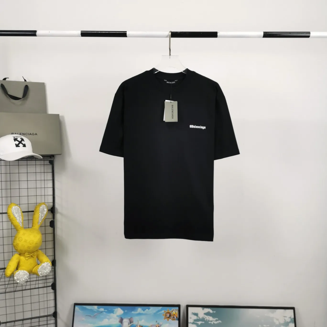 Top tested version BALENCIAGA basic embroidery logo pure cotton loose-fitting trendy brand short-sleeve for men and women. Fabric: 32S 280g super heavy fabric, ready-to-wear washable, soft and comfortable to the touch. Printing: Using Japanese Tajima embroidery technology, the embroidery is accurate, the printing is meticulous and full, and there is no thread skipping. Accessories: Customized full set of BLCG accessories Color: Fluorescent green black gray dark khaki white Size: XS-L P:240