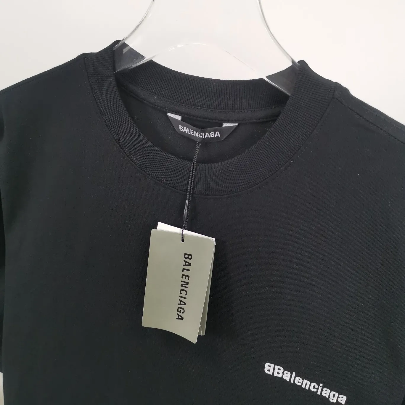 Top tested version BALENCIAGA basic embroidery logo pure cotton loose-fitting trendy brand short-sleeve for men and women. Fabric: 32S 280g super heavy fabric, ready-to-wear washable, soft and comfortable to the touch. Printing: Using Japanese Tajima embroidery technology, the embroidery is accurate, the printing is meticulous and full, and there is no thread skipping. Accessories: Customized full set of BLCG accessories Color: Fluorescent green black gray dark khaki white Size: XS-L P:240