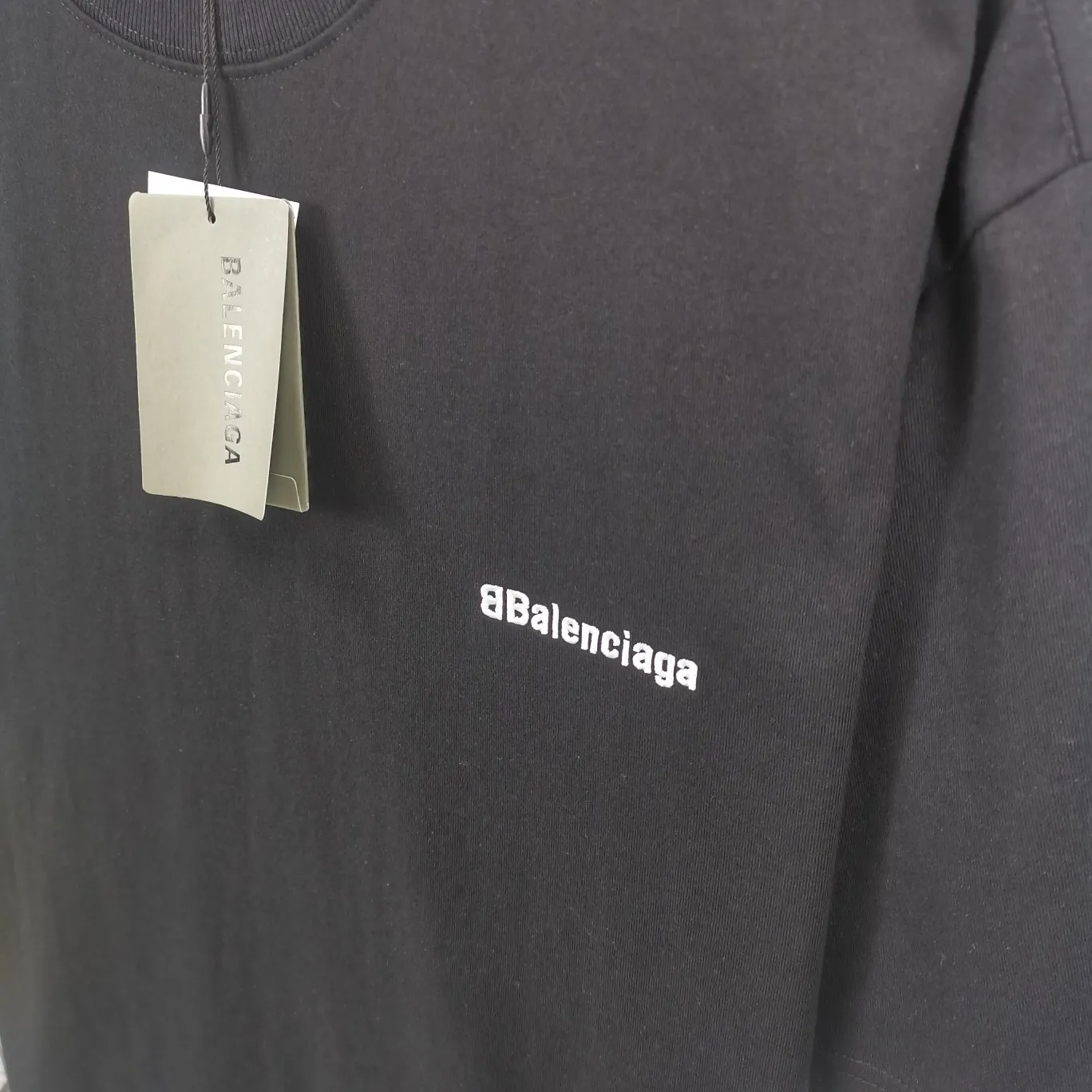 Top tested version BALENCIAGA basic embroidery logo pure cotton loose-fitting trendy brand short-sleeve for men and women. Fabric: 32S 280g super heavy fabric, ready-to-wear washable, soft and comfortable to the touch. Printing: Using Japanese Tajima embroidery technology, the embroidery is accurate, the printing is meticulous and full, and there is no thread skipping. Accessories: Customized full set of BLCG accessories Color: Fluorescent green black gray dark khaki white Size: XS-L P:240